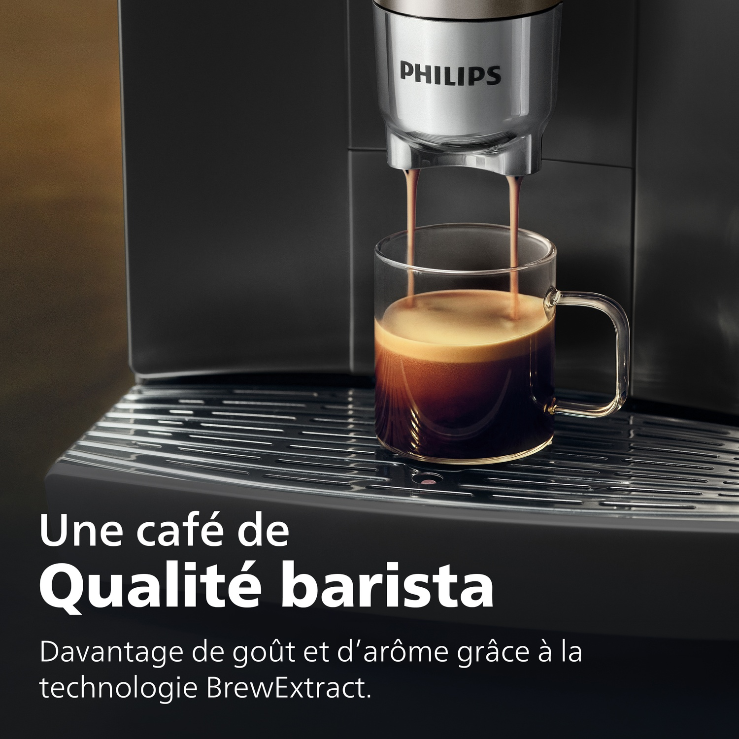 Une cafetière Philips verse du café frais dans une tasse en verre transparent sur un bac argenté.