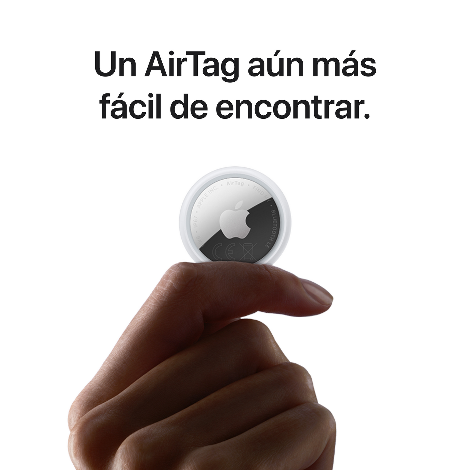 Una mano sosteniendo un Apple AirTag sobre un fondo blanco con texto.