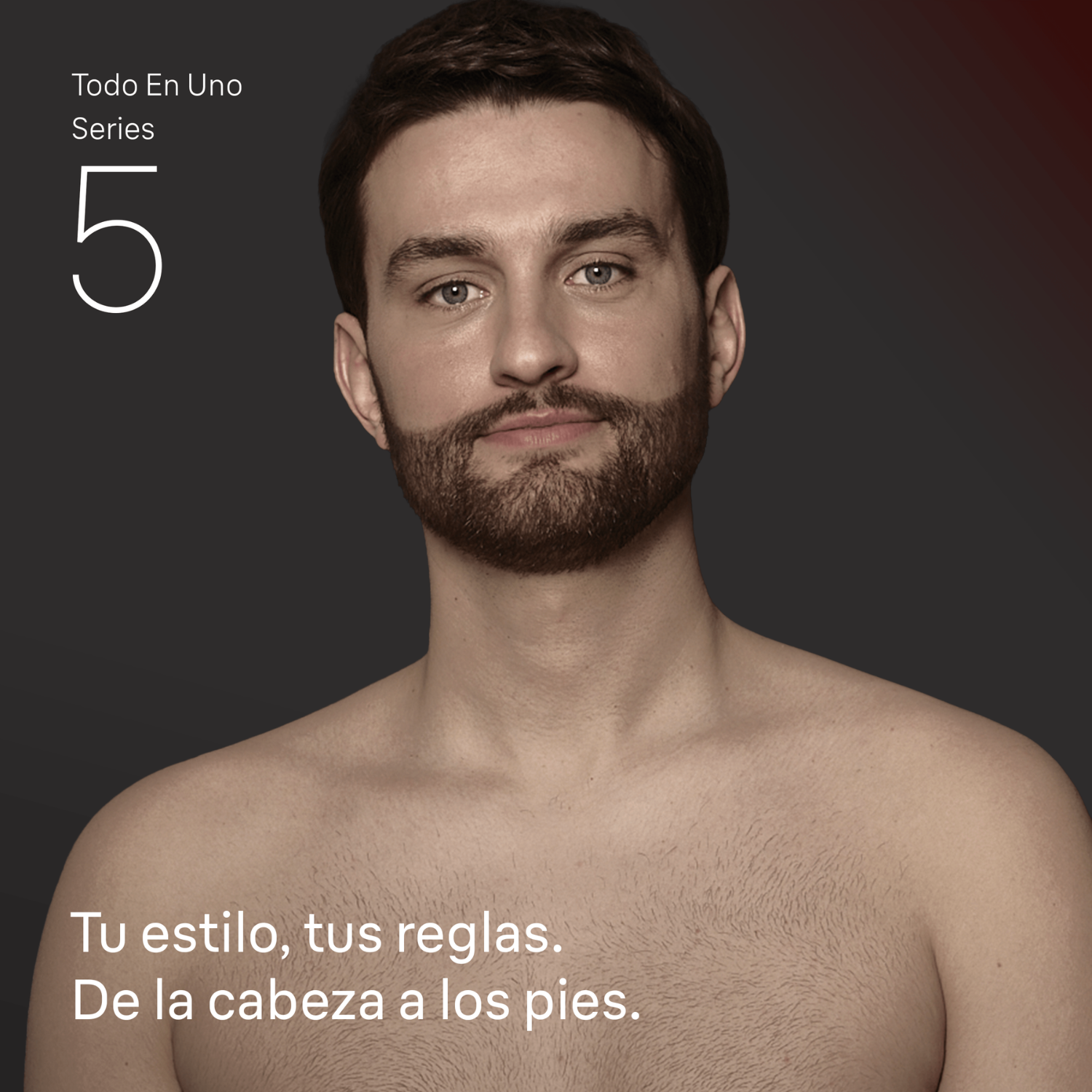 Un hombre sin camisa y con barba corta mira al frente sobre fondo oscuro con texto publicitario en español.