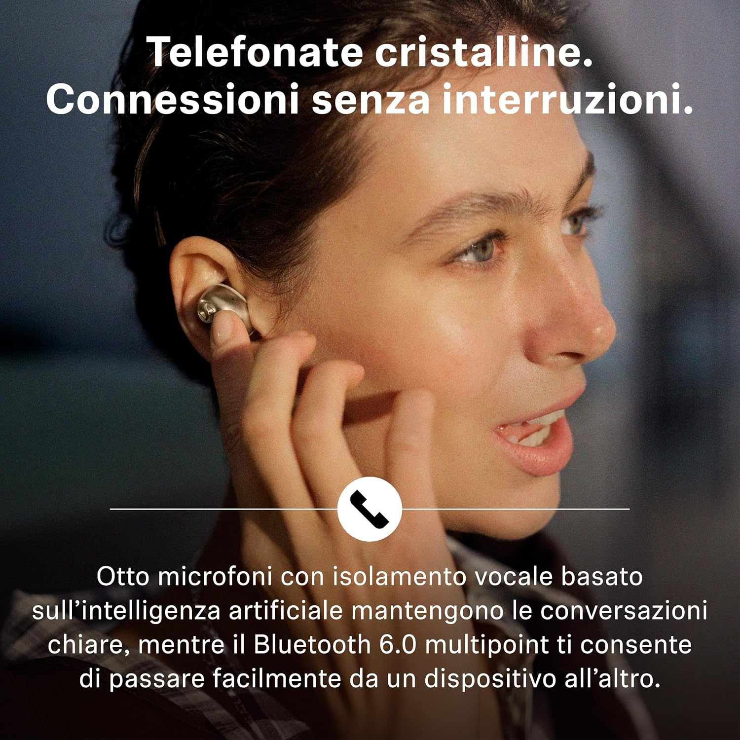 Una donna indossa auricolari bianchi, accompagnati da testo promozionale in italiano.