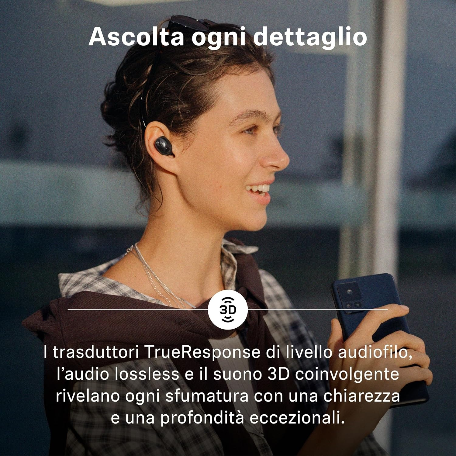 Una donna sorridente con auricolari neri tiene uno smartphone, con testo pubblicitario in italiano.