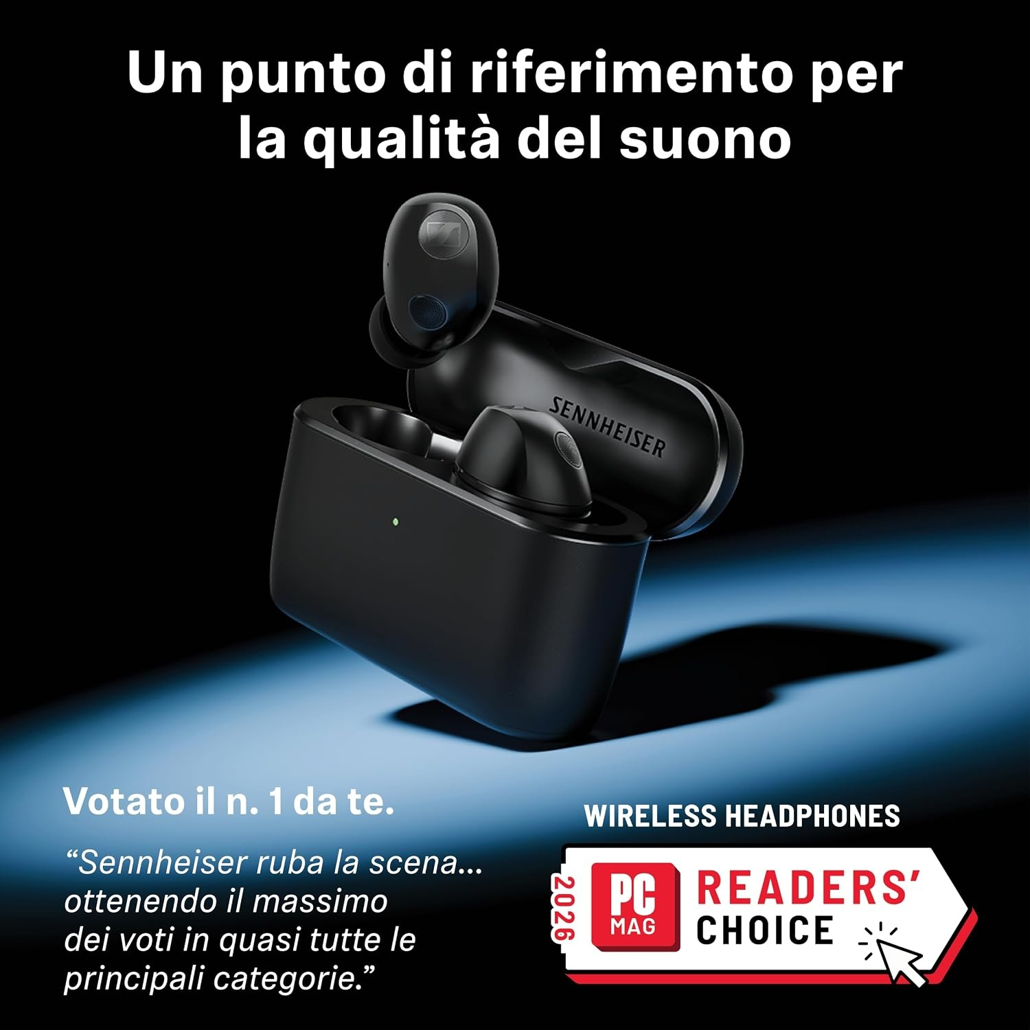 Auricolari wireless neri Sennheiser in una custodia di ricarica aperta su sfondo blu.