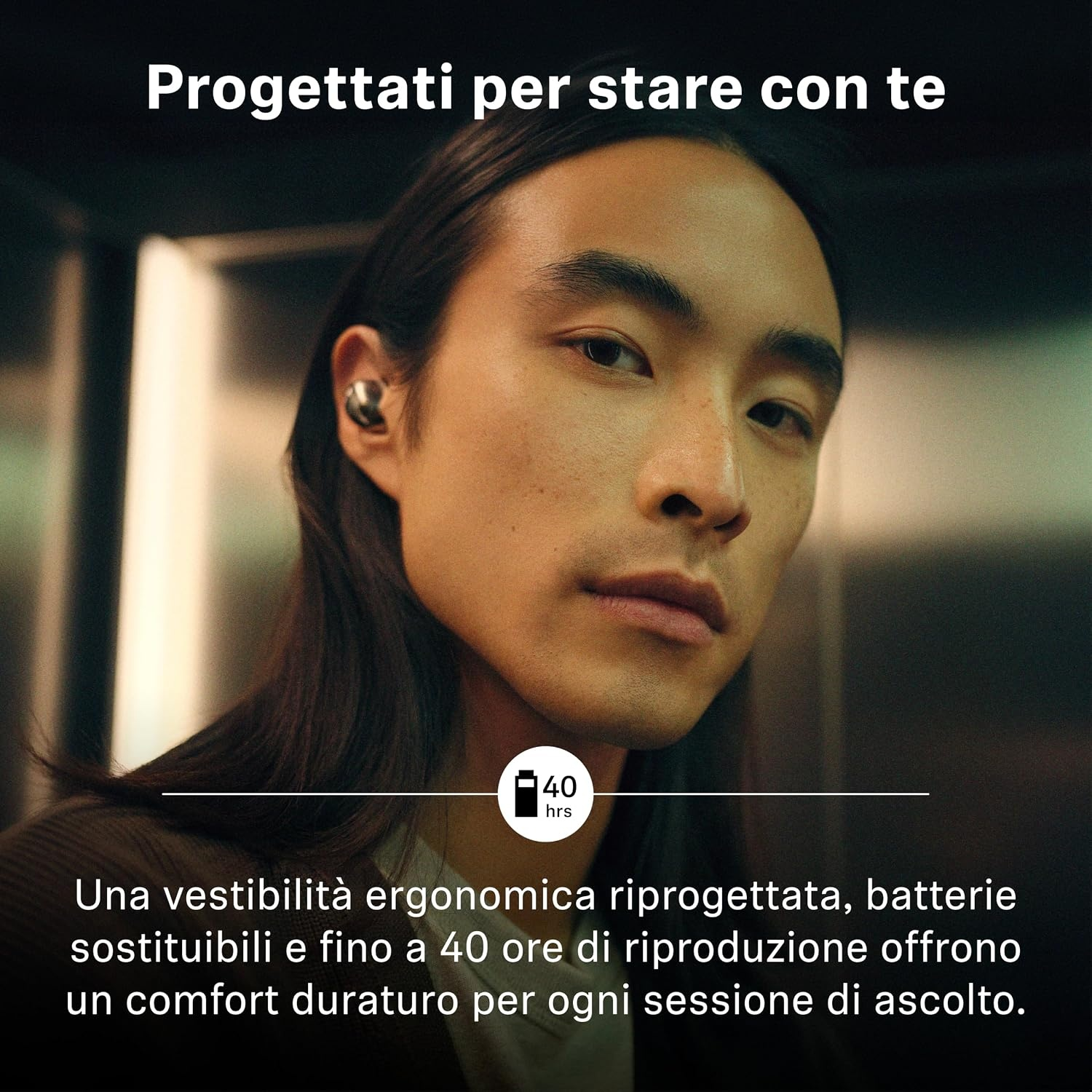 Un uomo con i capelli lunghi indossa auricolari wireless, con un'icona della batteria che mostra 40 hrs in primo piano.