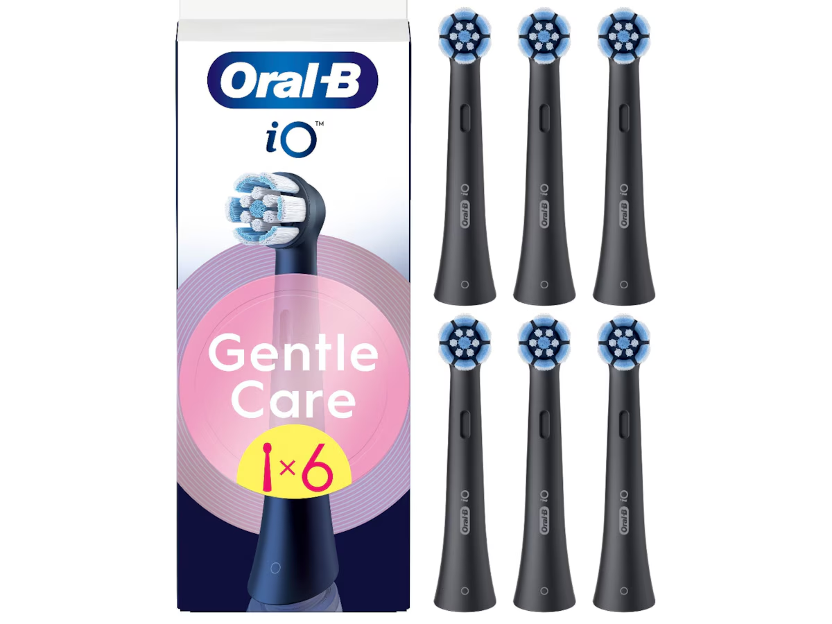 Końcówki do szczoteczek Oral-B iO Gentle Care w opakowaniu sześciu sztuk, czarne z niebieskim i białym włosiem.