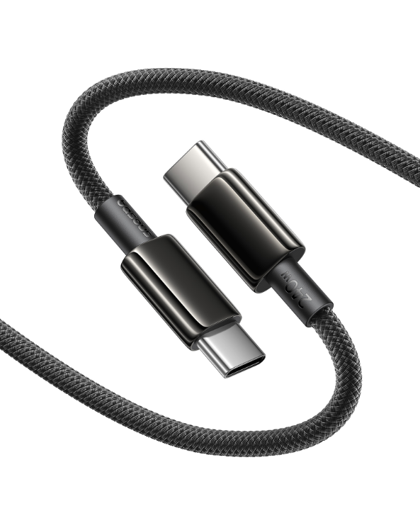 Beyaz arka planda parlak siyah metal konnektörlere sahip siyah örgülü bir USB-C kablosu.