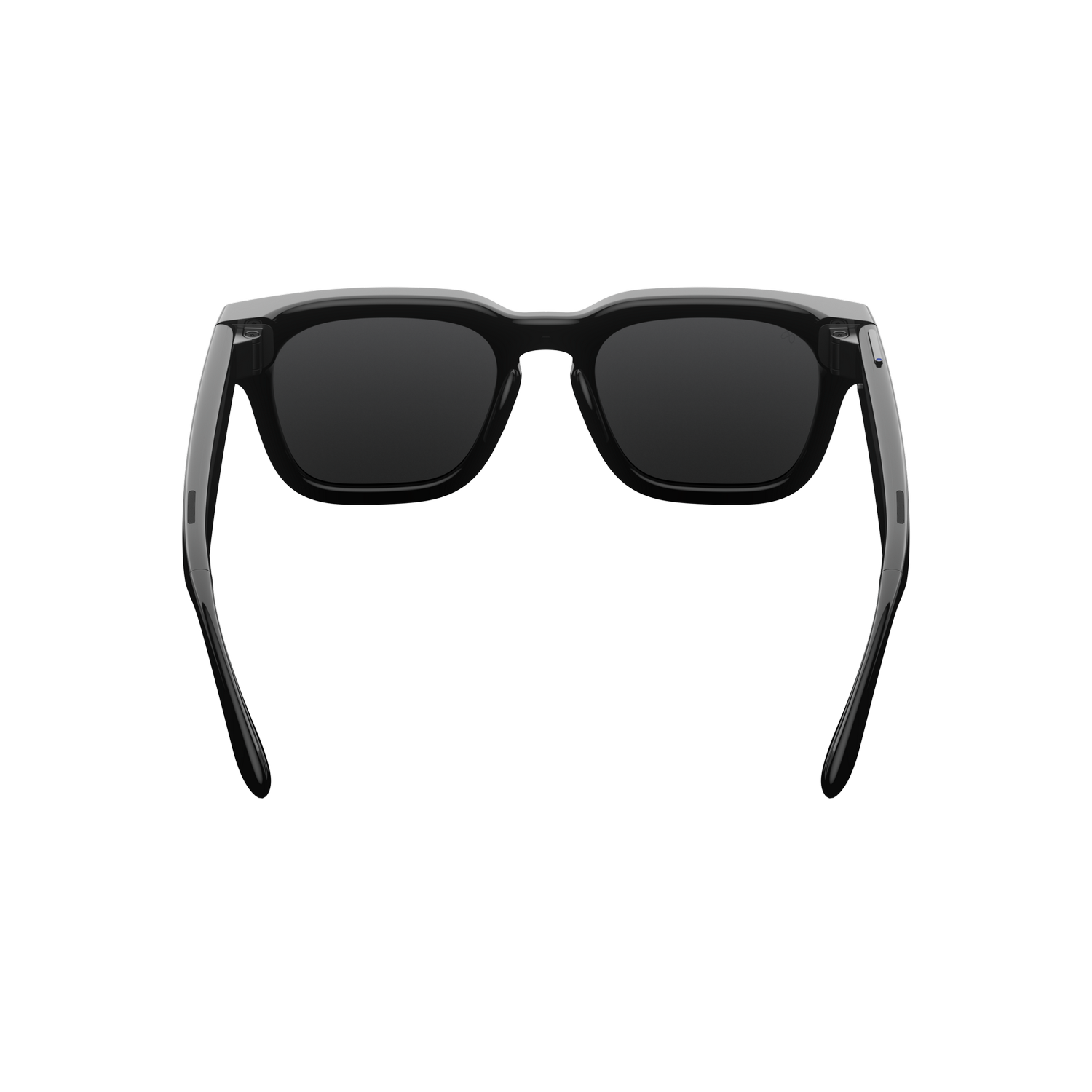 Gafas inteligentes negras con lentes tintadas y montura gruesa sobre fondo negro.
