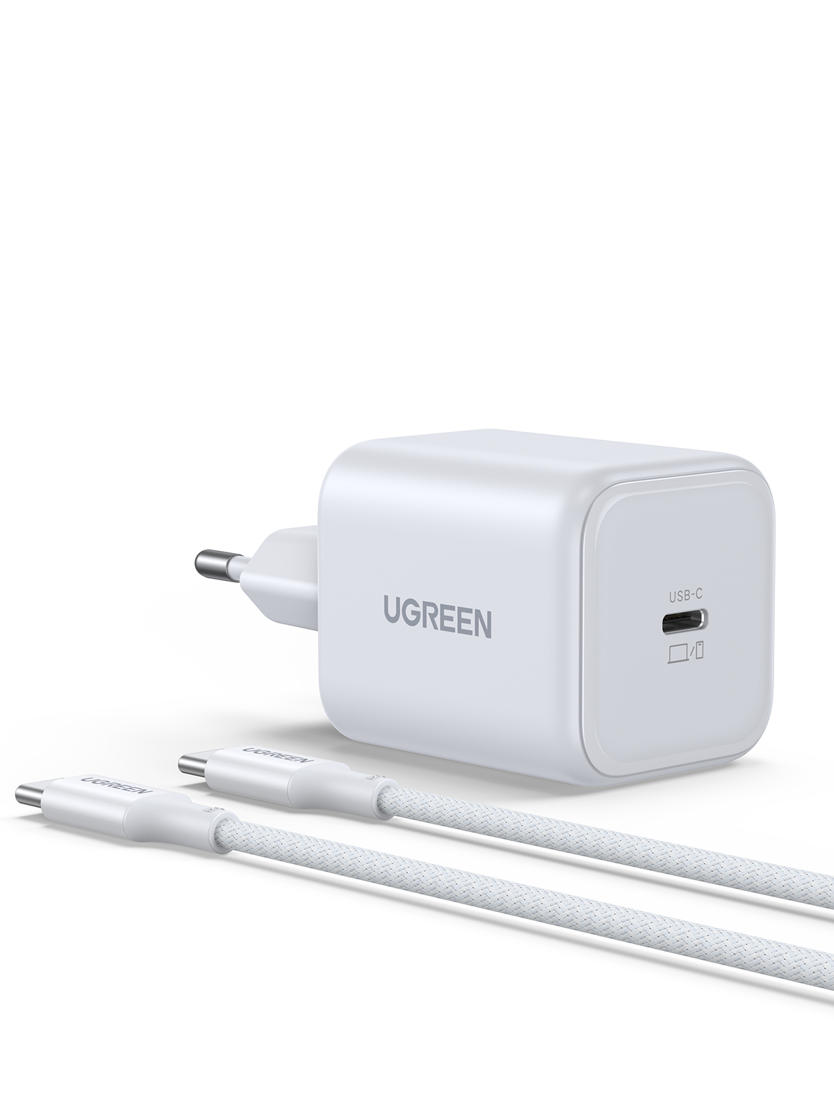 Beyaz arka planda iki uyumlu örgü USB-C kablosuyla birlikte beyaz bir Ugreen USB-C duvar şarj cihazı.