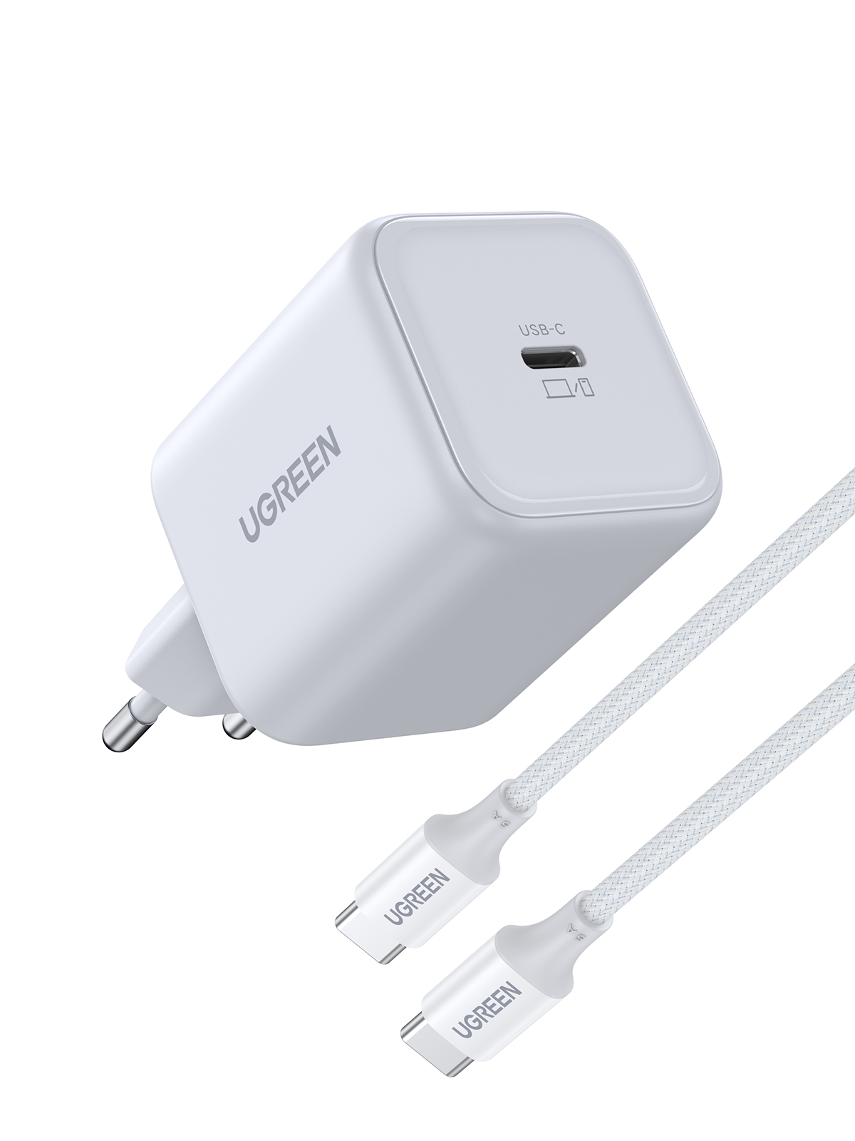 Beyaz arka planda iki örgülü USB-C kablosuna sahip beyaz Ugreen USB-C duvar şarj cihazı.