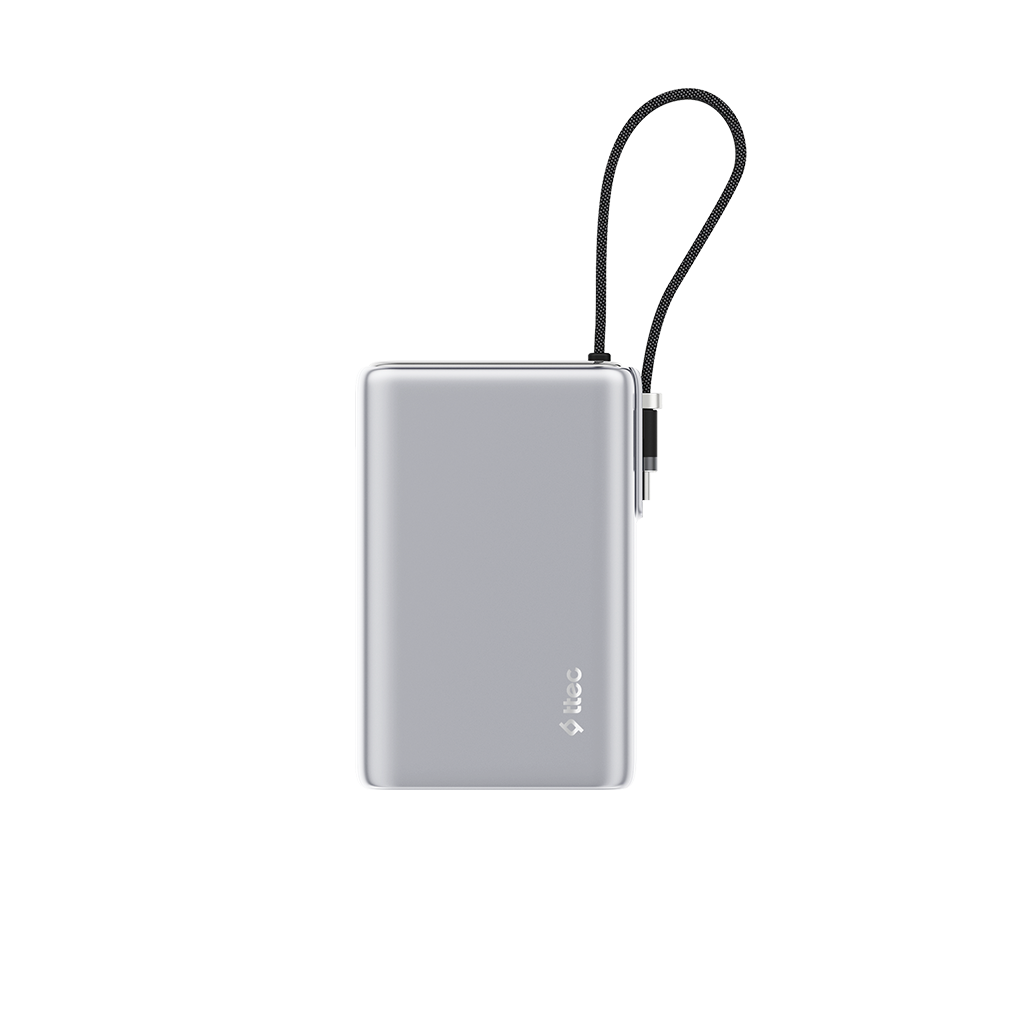 Siyah arka planda siyah taşıma kayışına sahip gümüş renkli bir powerbank.