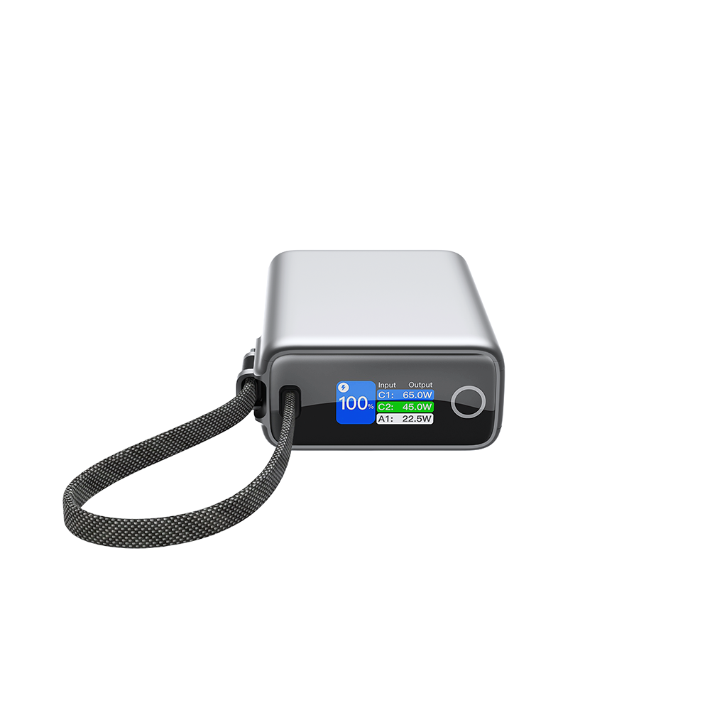 LED ekranlı gümüş renkli powerbank, %100 pil ve güç çıkışını gösterir, siyah taşıma askısına sahiptir.