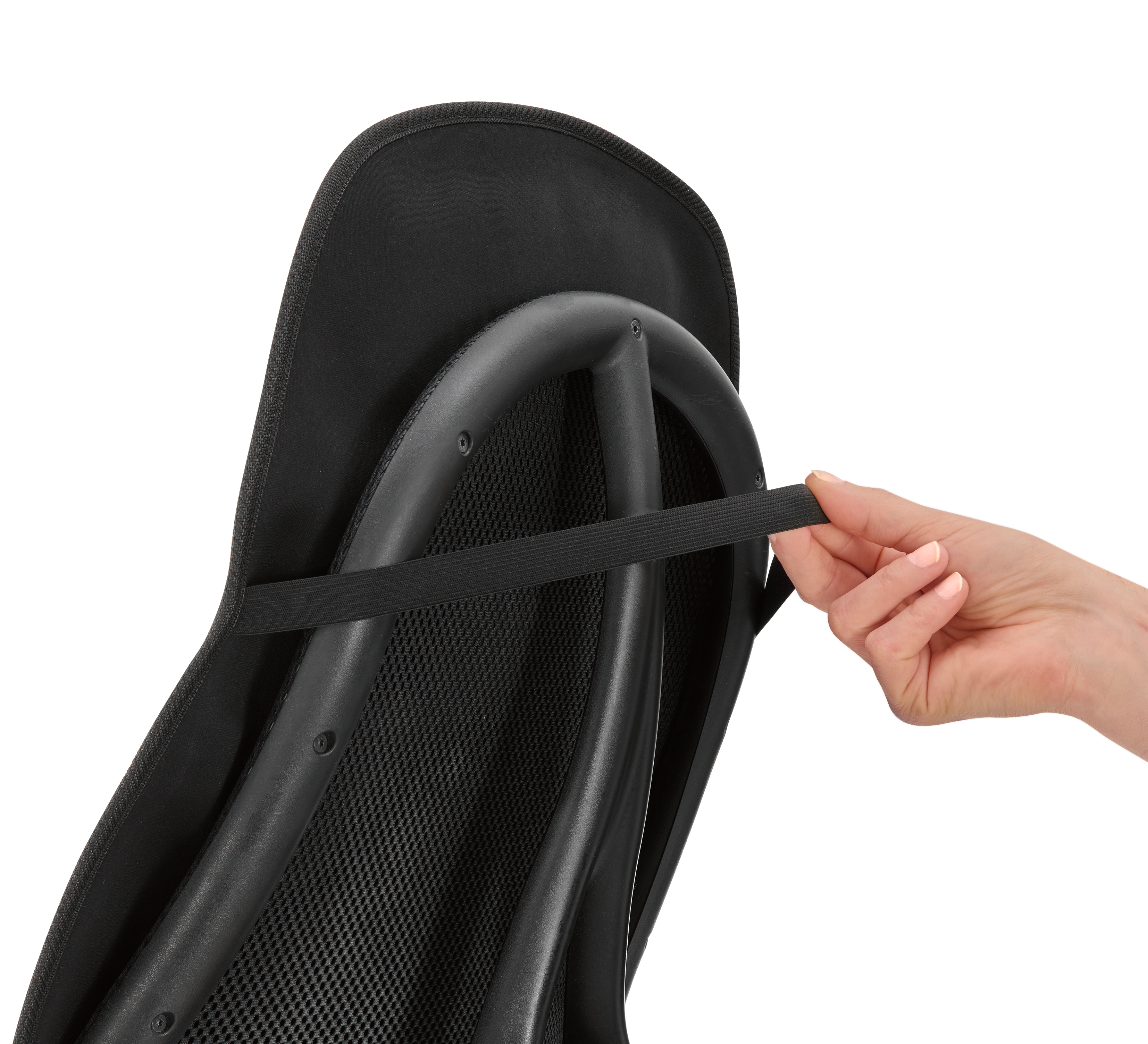 Eine Hand zieht an dem elastischen Band der schwarzen Lendenwirbelstütze an einer Rückenlehne.