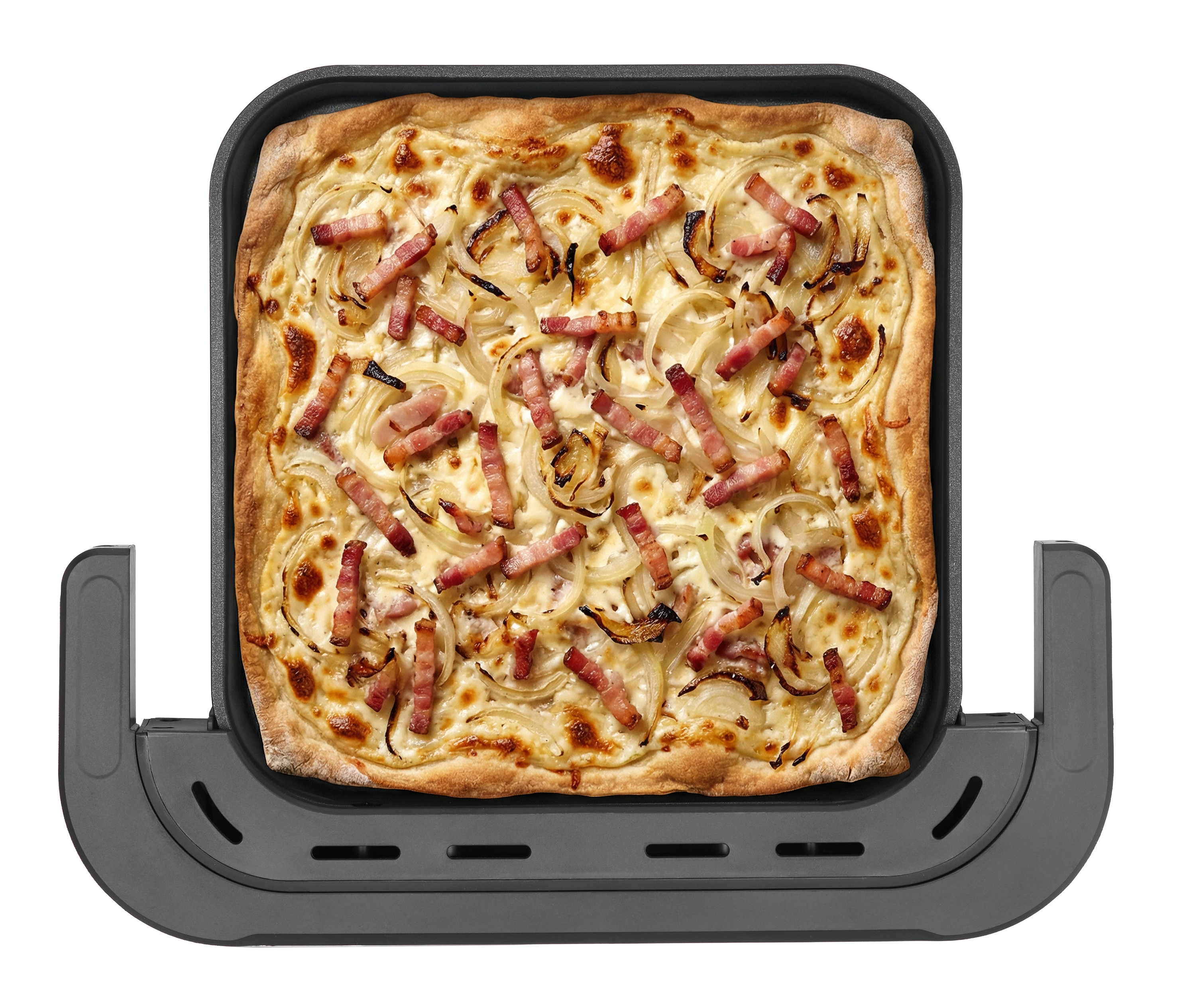 Ein quadratischer Kuchen mit Käse, Zwiebeln und Speck in einer dunklen Backform.