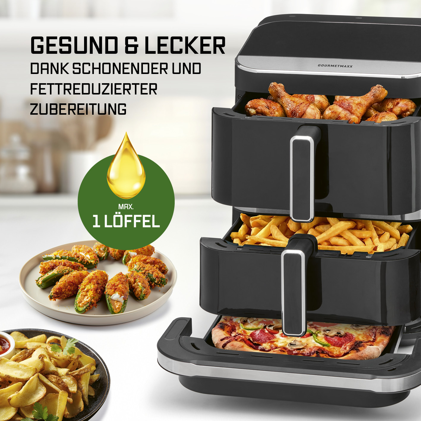 Schwarze Heißluftfritteuse mit drei Schubladen voller Hähnchenschenkel, Pommes und Pizza sowie gefüllten Jalapeños.