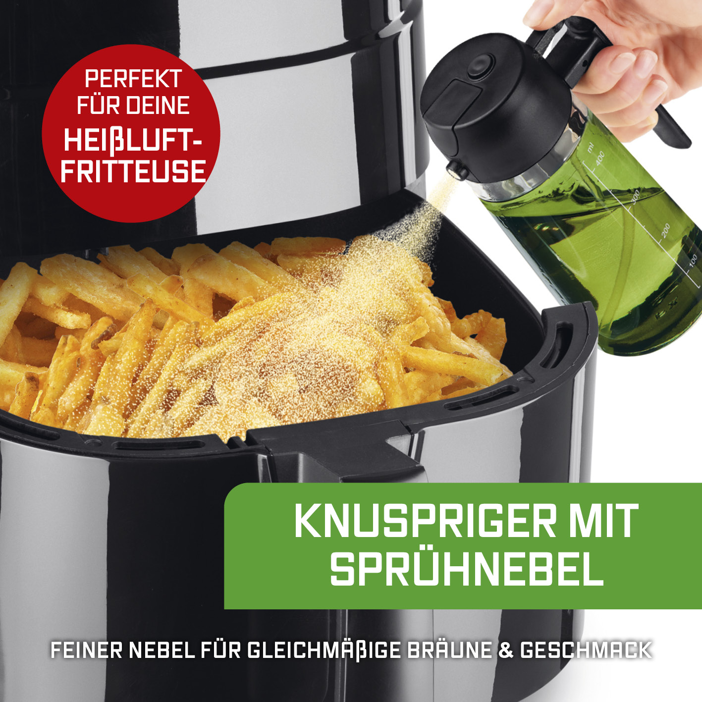 Ölsprühflasche sprüht feinen Nebel auf Pommes in einer Heißluftfritteuse.
