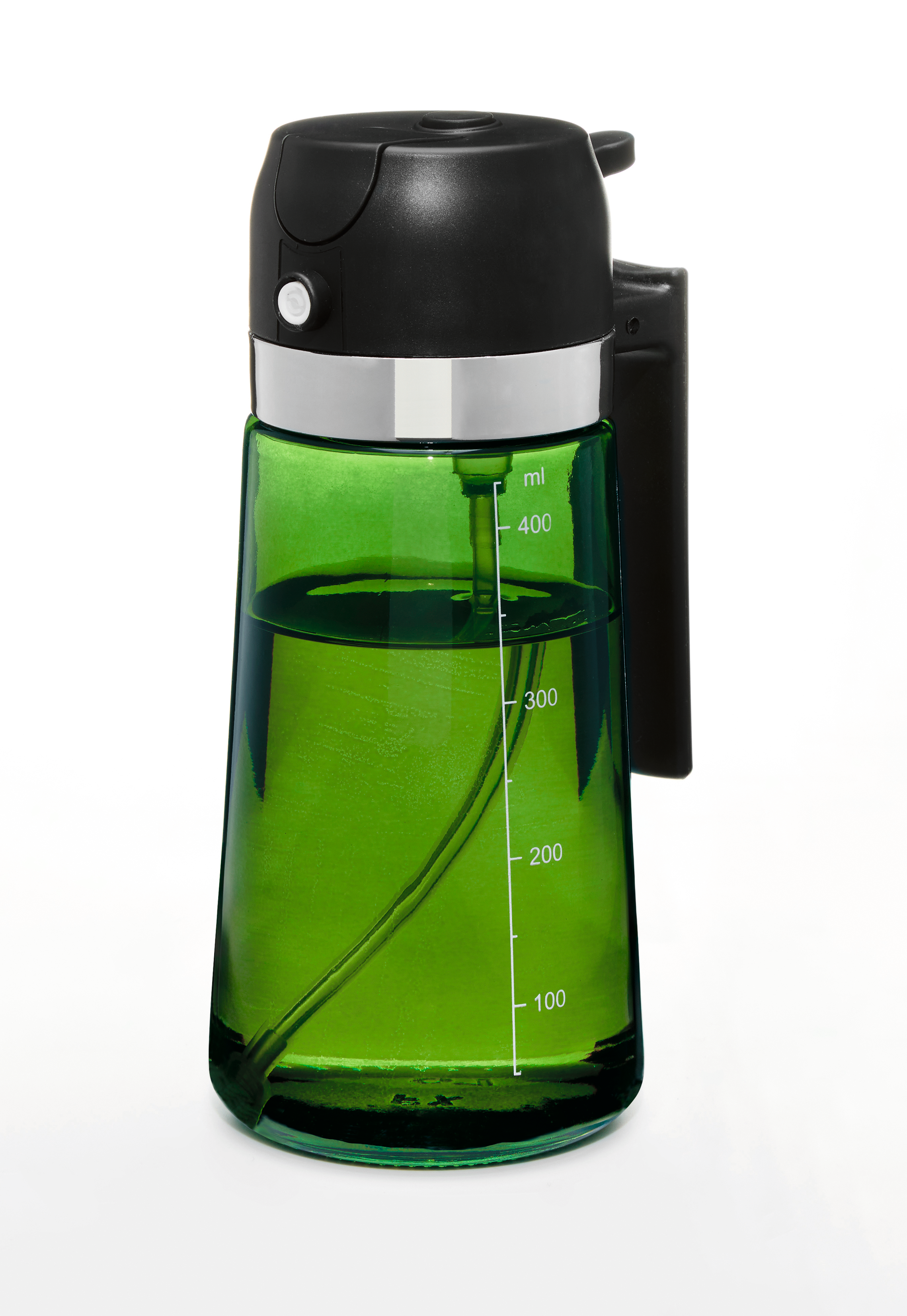 Eine grüne Glasflasche mit schwarzem Deckel, Messskala und Griff auf weißem Hintergrund.