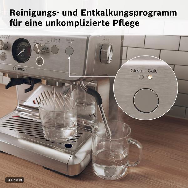 Edelstahl-Espressomaschine von Bosch mit einem Glas Wasser und einer Vergrößerung der Reinigungstaste.