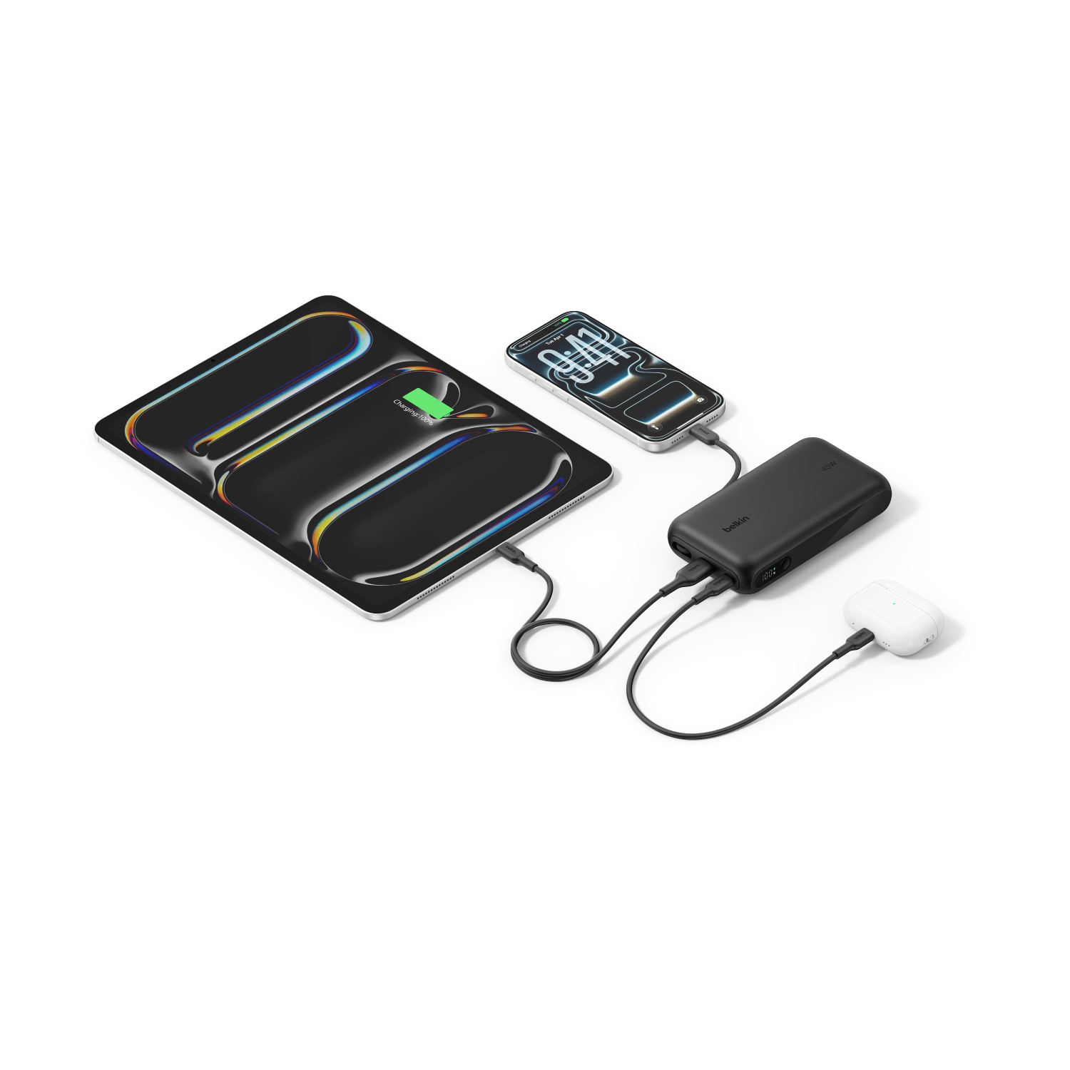 Un banco de energía Belkin negro carga una tableta, un teléfono inteligente y auriculares inalámbricos simultáneamente.