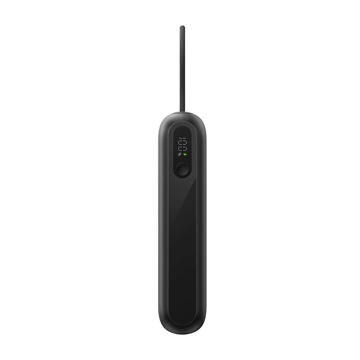 Un cargador portátil negro con pantalla digital que muestra 100% y un icono de rayo verde, con cable.