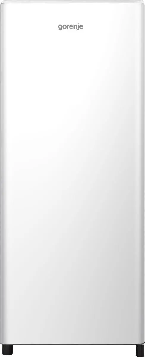 Ein weißer Gorenje Kühlschrank steht auf schwarzen Füßen.