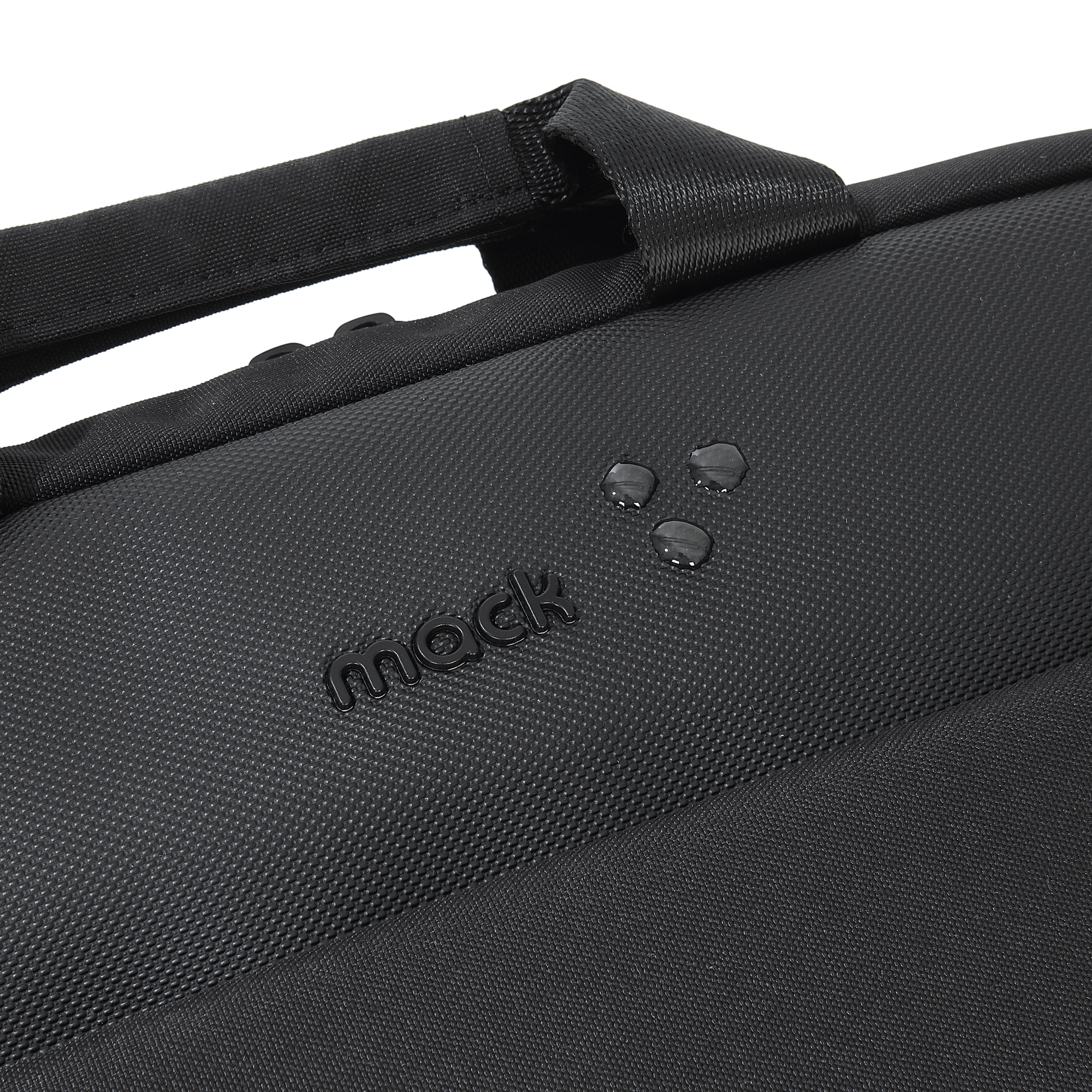 Yüzeyinde mck logosu ve su damlaları bulunan siyah laptop çantası.