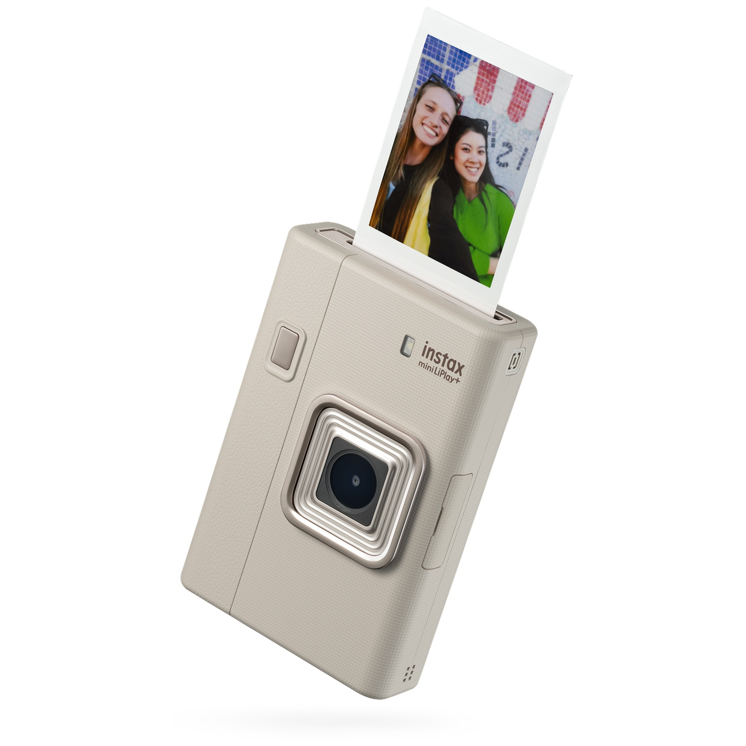 Un appareil photo instantané Instax mini LiPlay+ beige éjectant la photo de deux femmes souriantes.
