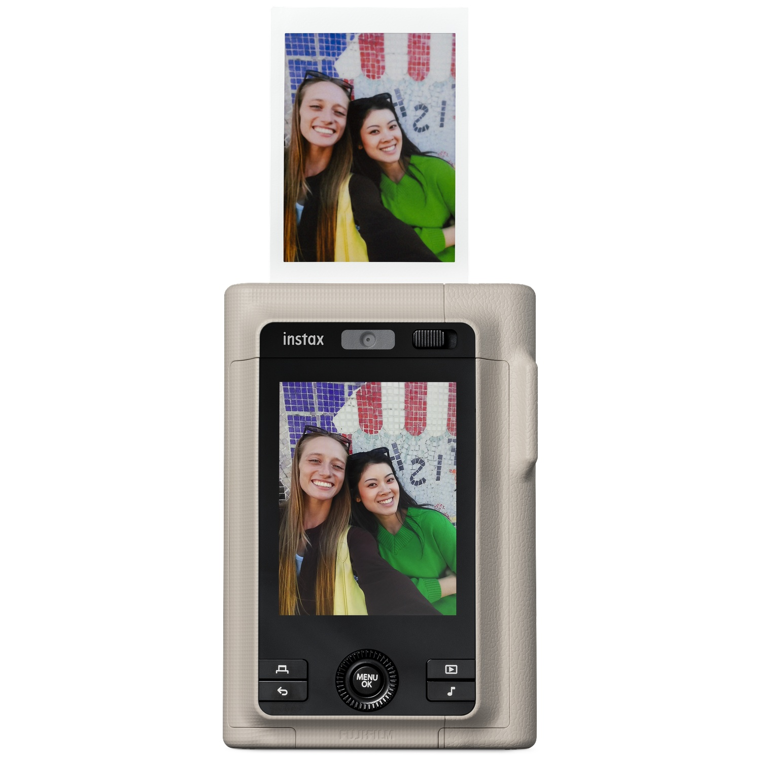 Appareil photo instantané Instax beige affichant une photo imprimée de deux femmes souriantes.
