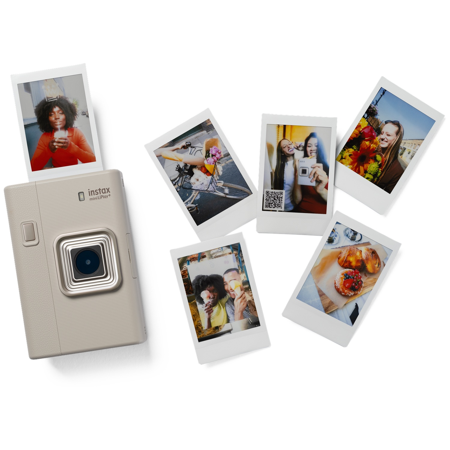 Un appareil photo Instax mini LiPlay beige à côté de plusieurs photos instantanées éparpillées.