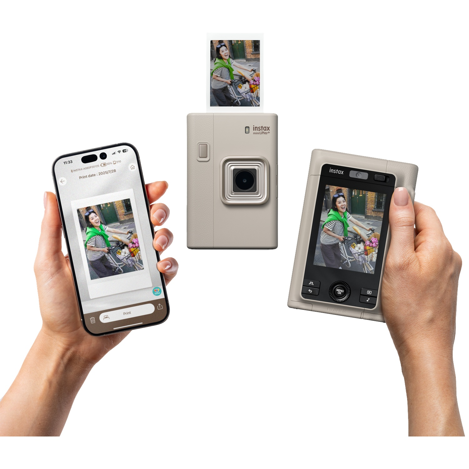 Une main tient un smartphone avec un aperçu de photo, tandis qu'un appareil photo Instax imprime des photos.