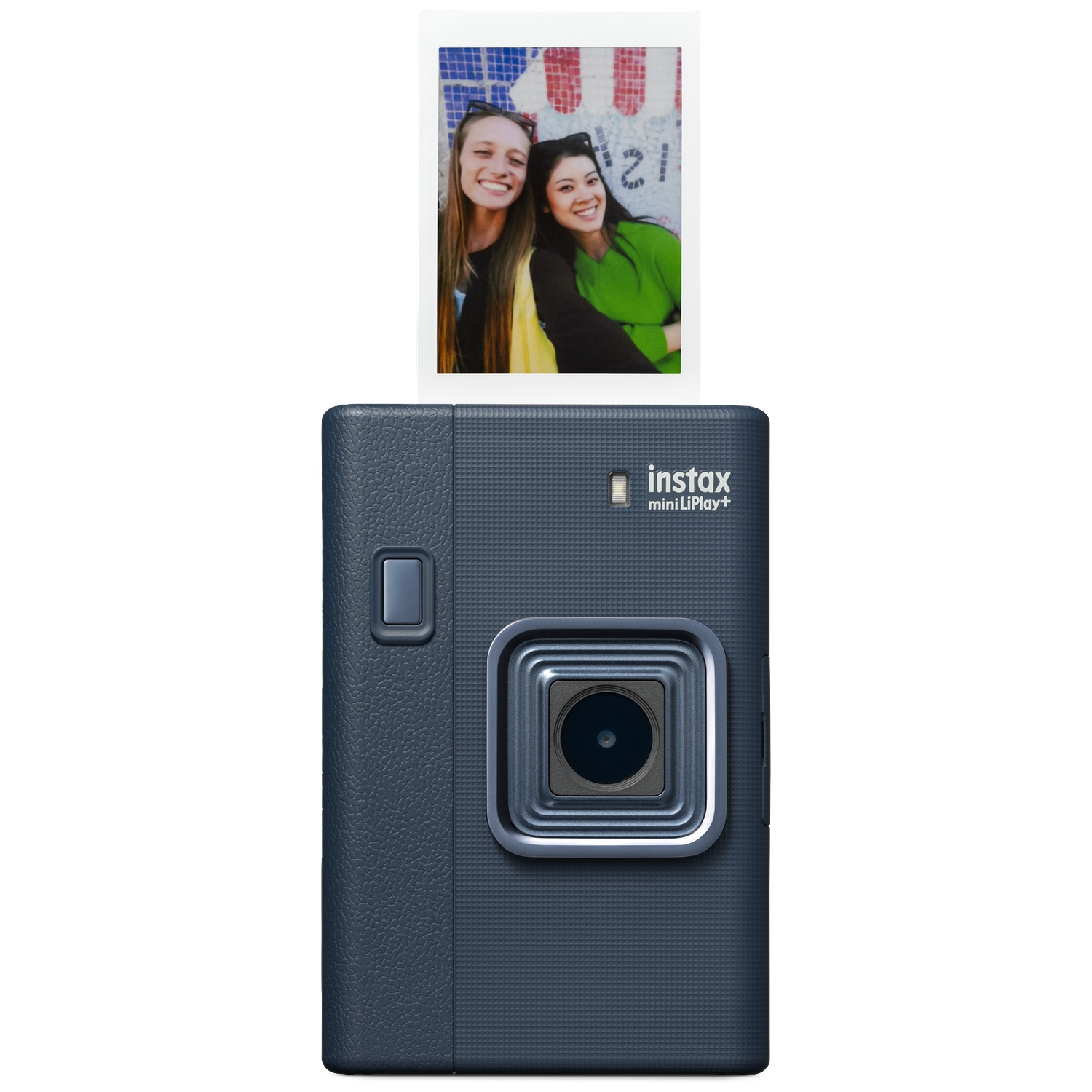 Un appareil photo instantané Instax mini LiPlay+ bleu imprime une photo de deux jeunes femmes.