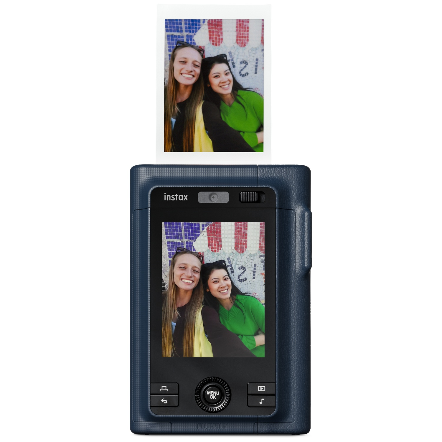 Un appareil photo instantané Instax bleu affiche deux femmes souriantes à l'écran et imprime une photo.
