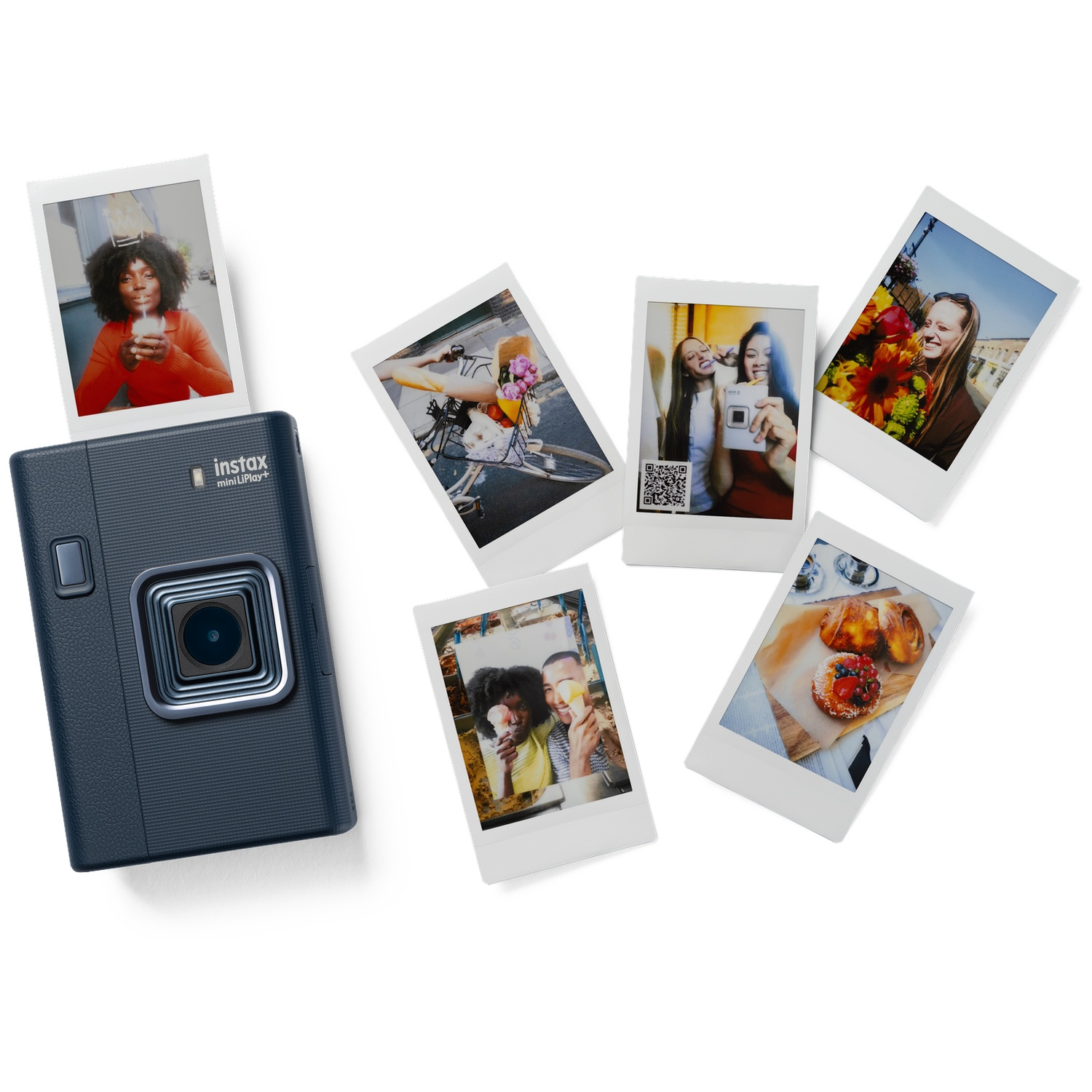 Un appareil photo Instax bleu foncé avec cinq photos instantanées dispersées autour, montrant diverses scènes.