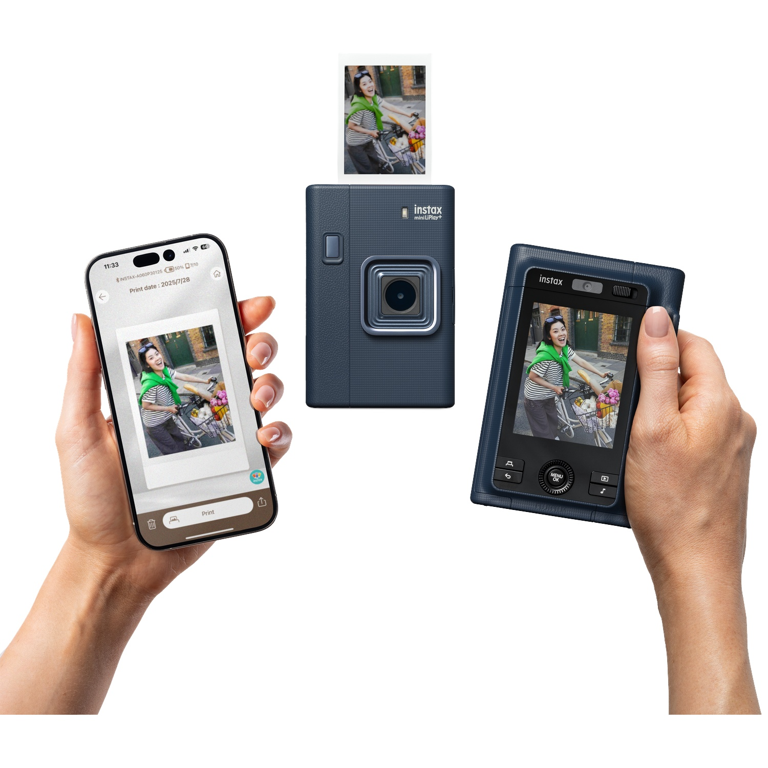 Un smartphone, un appareil photo Instax mini LiPlay bleu foncé imprimant une photo et des mains tenant un appareil.