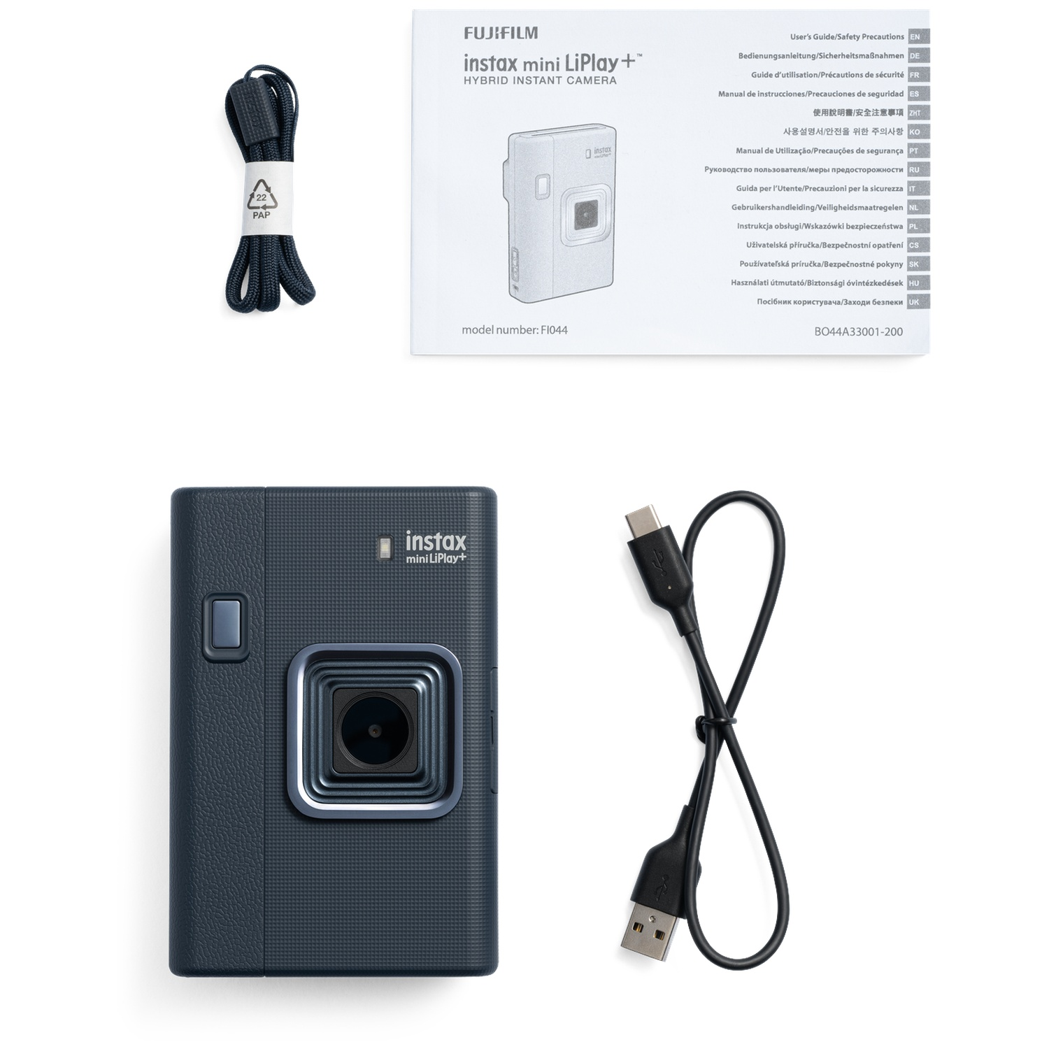 Un appareil photo Fujifilm Instax Mini LiPlay bleu foncé, un câble USB, une dragonne et un manuel sur fond blanc.