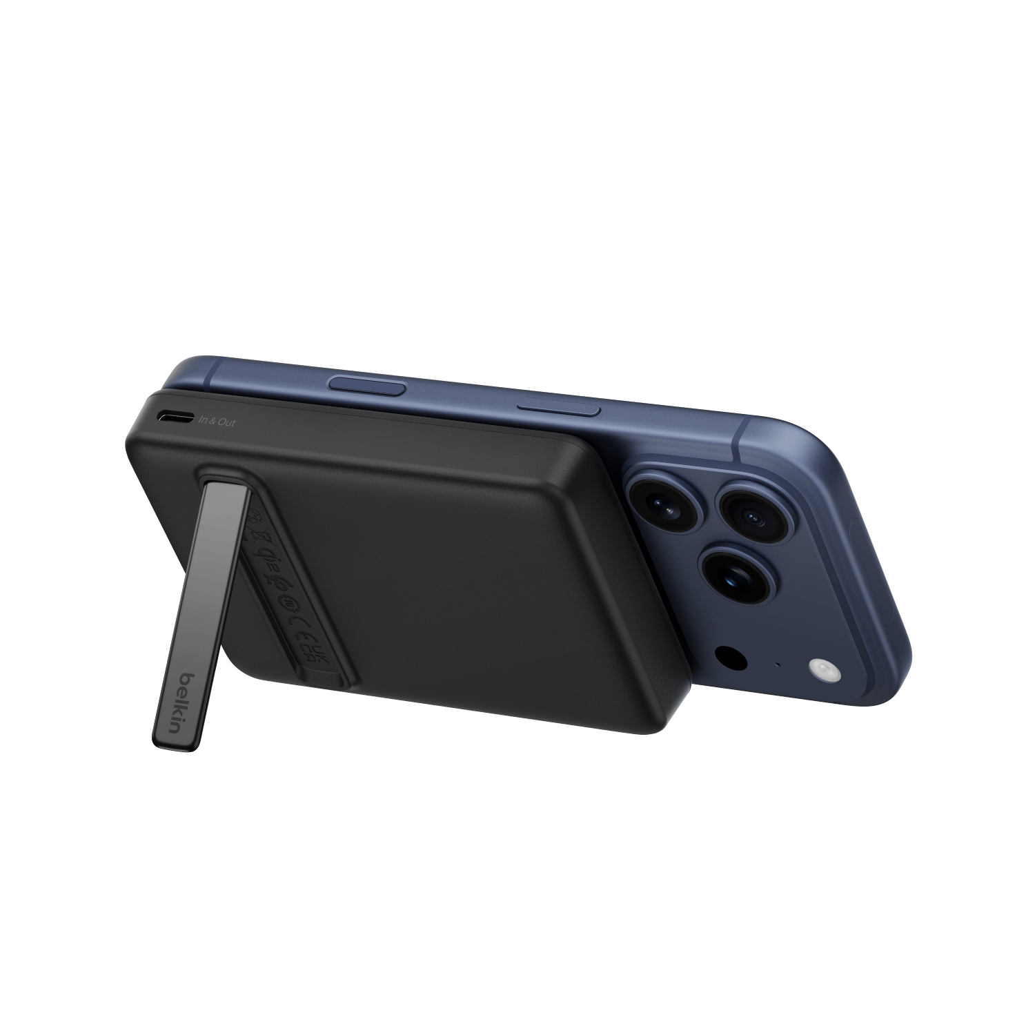 Smartphone azul con una batería externa negra Belkin adjunta que cuenta con un soporte.