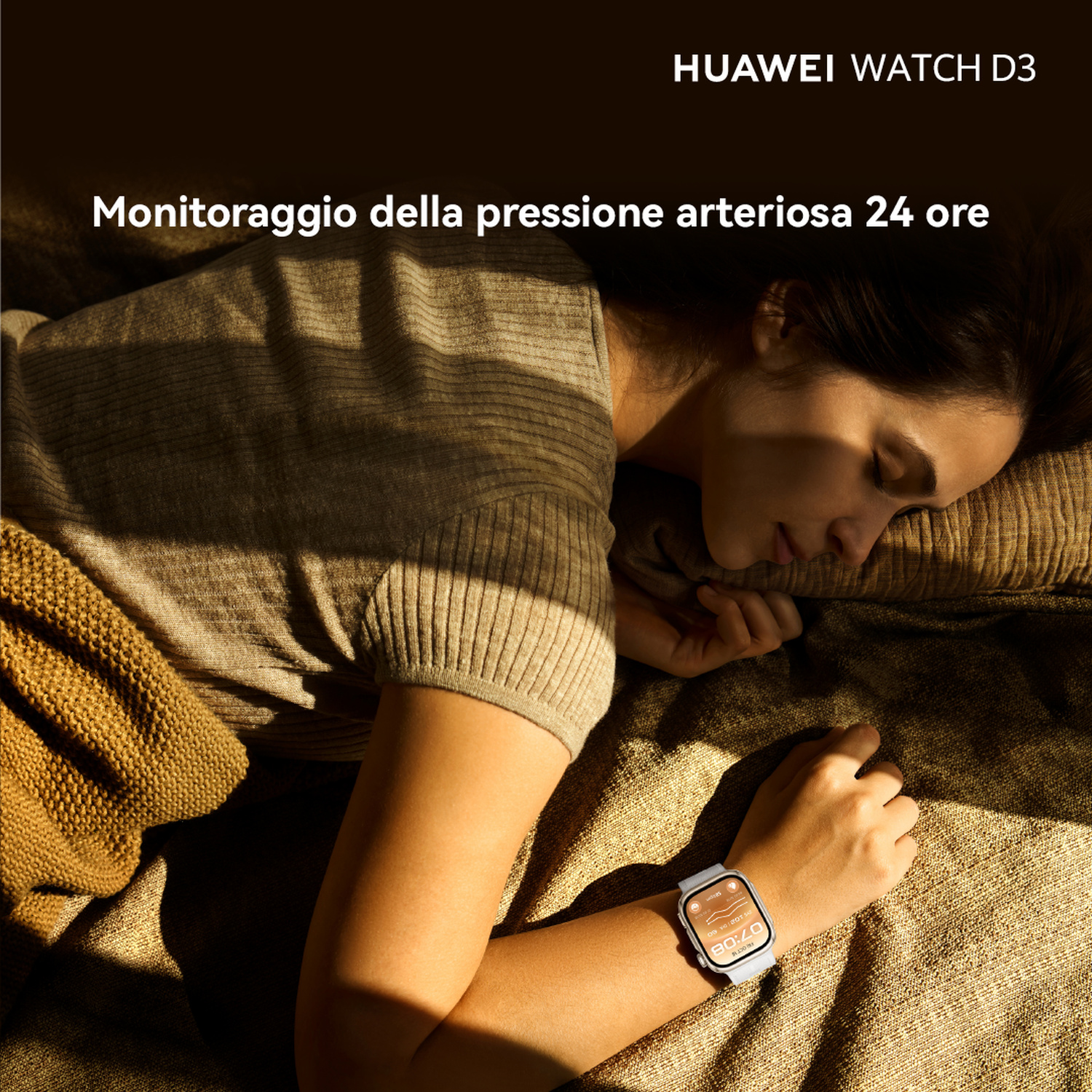 Una donna dorme a letto indossando uno smartwatch al polso. Testo: Huawei Watch D3.