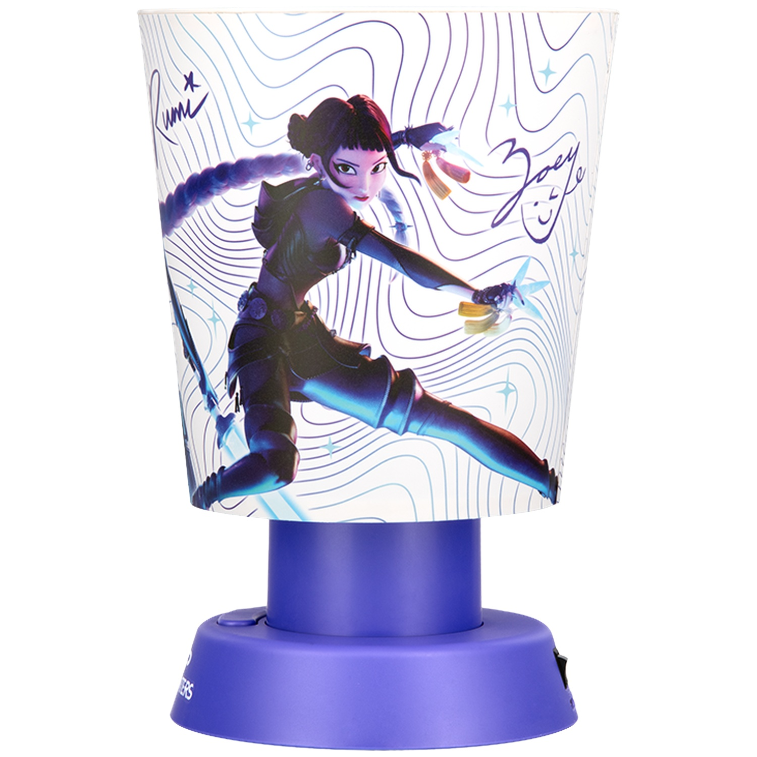 Une petite lampe de bureau avec une base violette et un abat-jour représentant une guerrière anime.