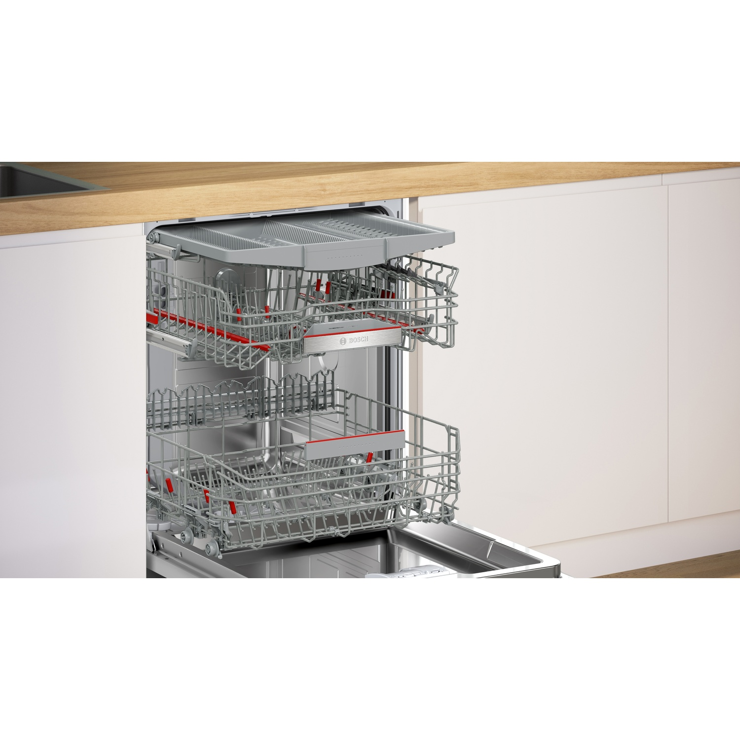 Lave-vaisselle encastrable avec porte ouverte, montrant des grilles et paniers gris.