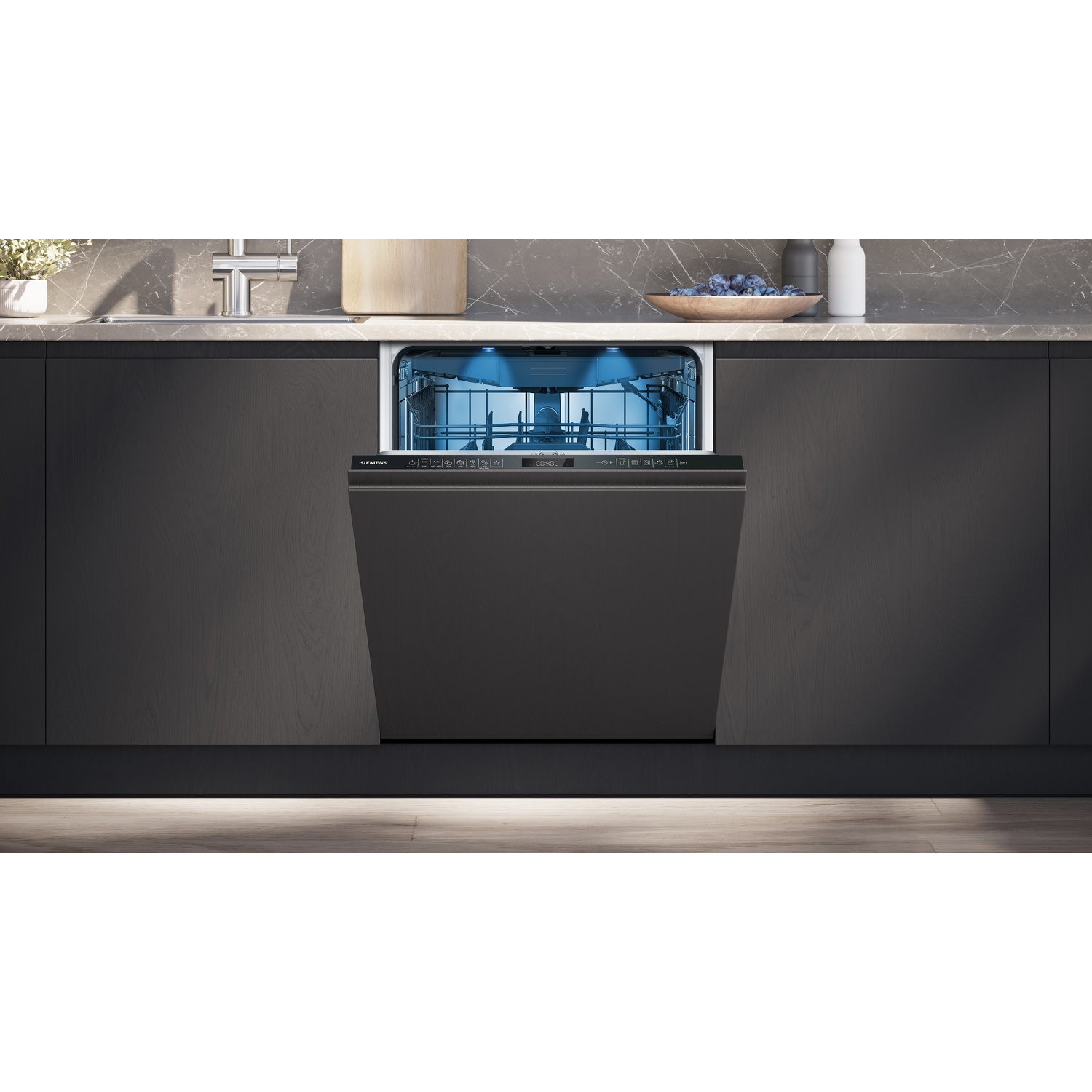 Lave-vaisselle encastrable noir moderne dans une cuisine sombre avec éclairage bleu.