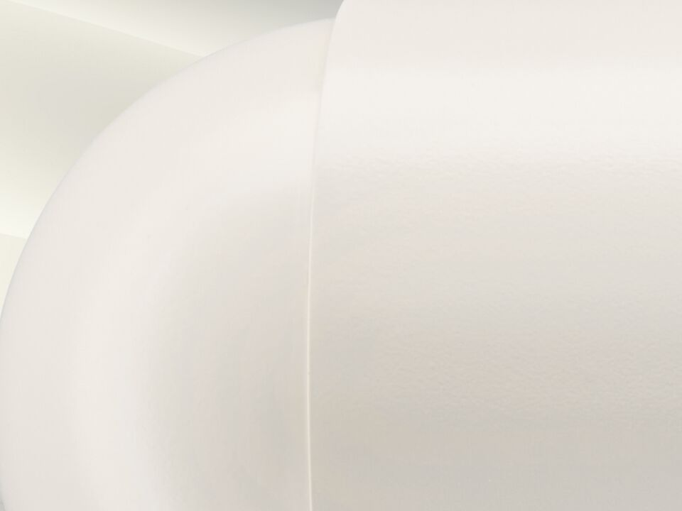 Glänzende weiße Oberfläche mit sanften Kurven und Lichtreflexen.
