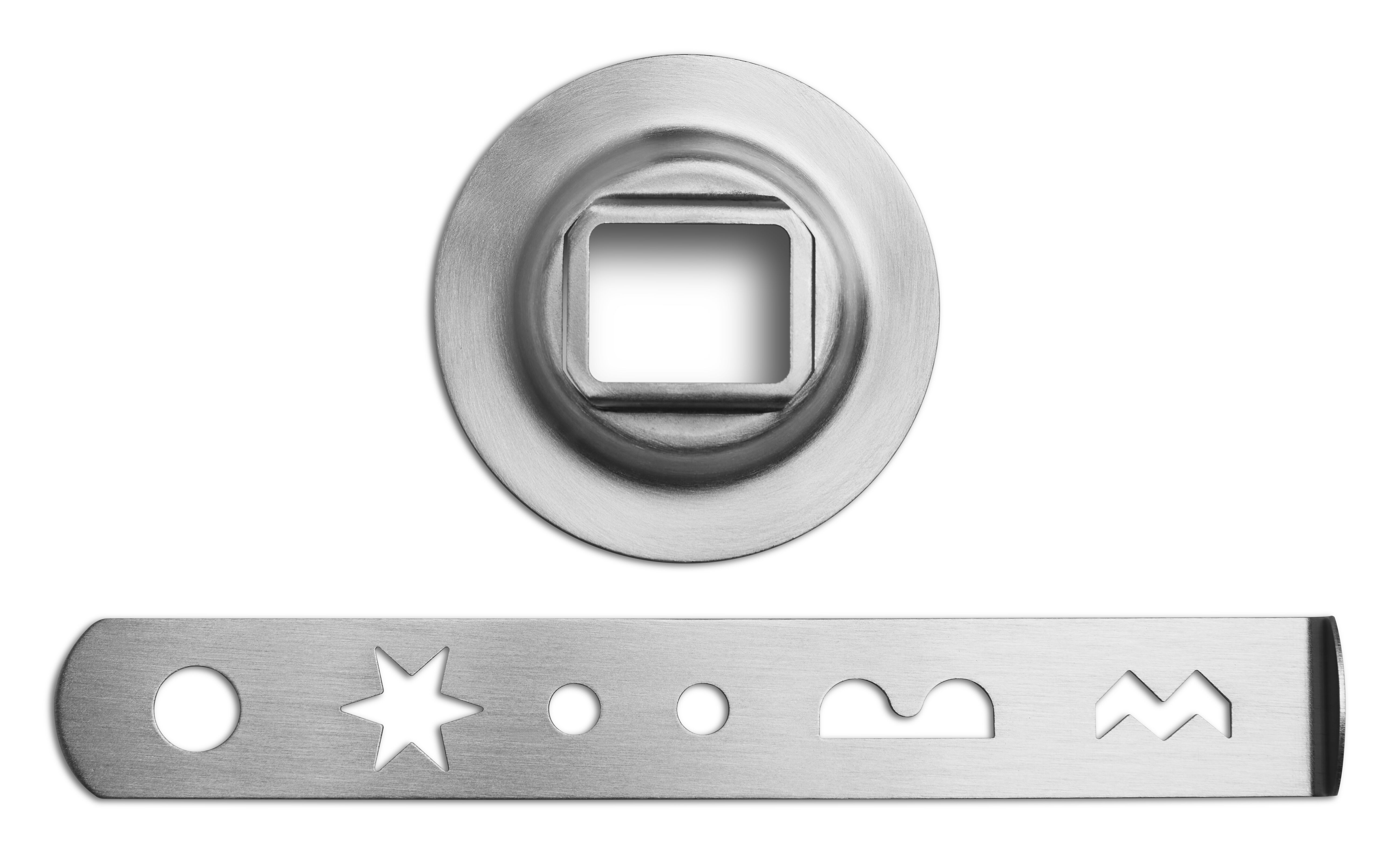 Ein silberner Metallring mit rechteckigem Loch oben und eine lange Metallplatte mit verschiedenen Formen unten.