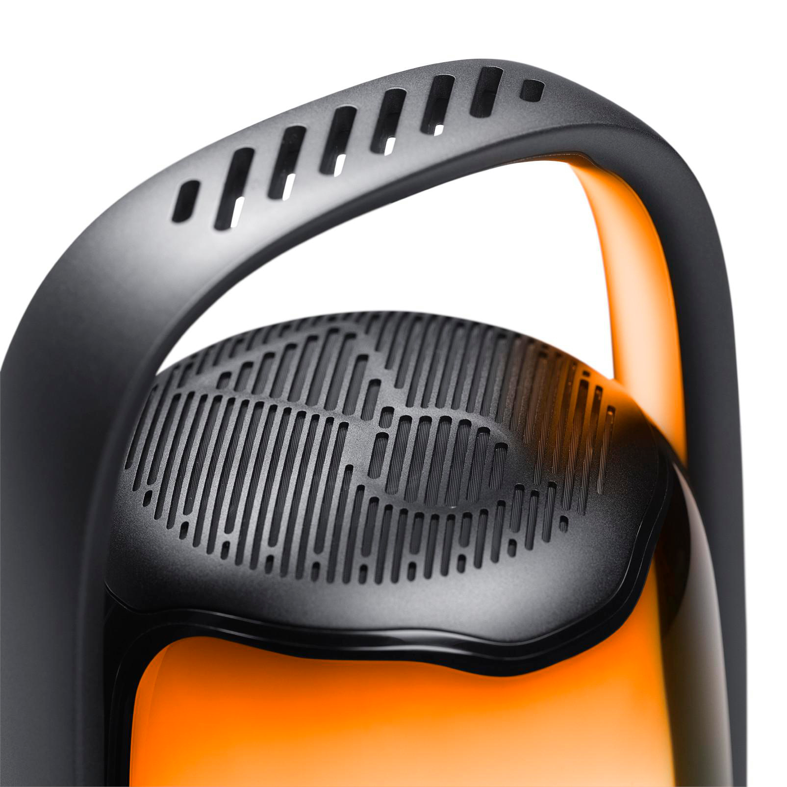 Ein tragbares orange-schwarzes Gerät mit schwarzem Griff und strukturiertem Lautsprechergitter vor weißem Hintergrund.