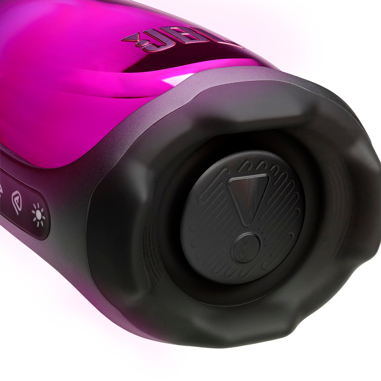Glänzender pinker JBL-Bluetooth-Lautsprecher auf weißem Hintergrund, Fokus auf die schwarze Gummibasis.