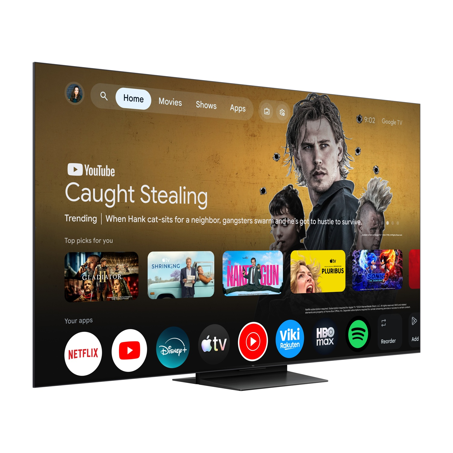 Un televisore mostra la schermata iniziale di Google TV con YouTube e app.