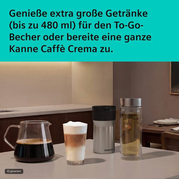 Werbebild mit Kaffeekanne, Latte Macchiato, Thermobecher und Teeglas auf einem Tisch in moderner Küche.