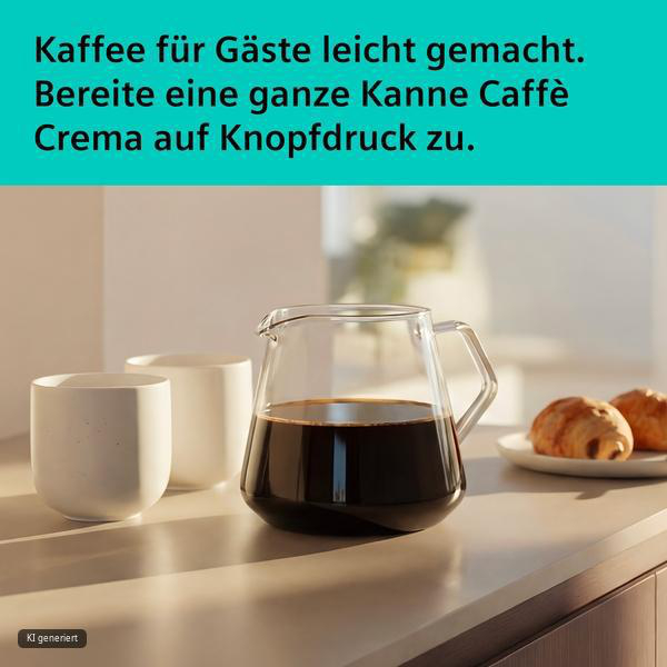 Glas Kanne mit frischem Kaffee, zwei weiße Tassen und Croissants auf einem Küchentisch.