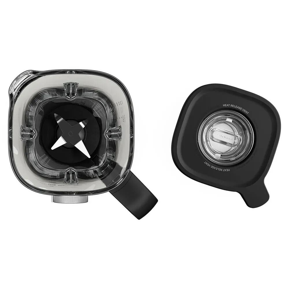 Draufsicht auf einen schwarzen Blender-Behälter mit silbernem Sternmesser und abgenommenem Deckel auf weißem Grund.