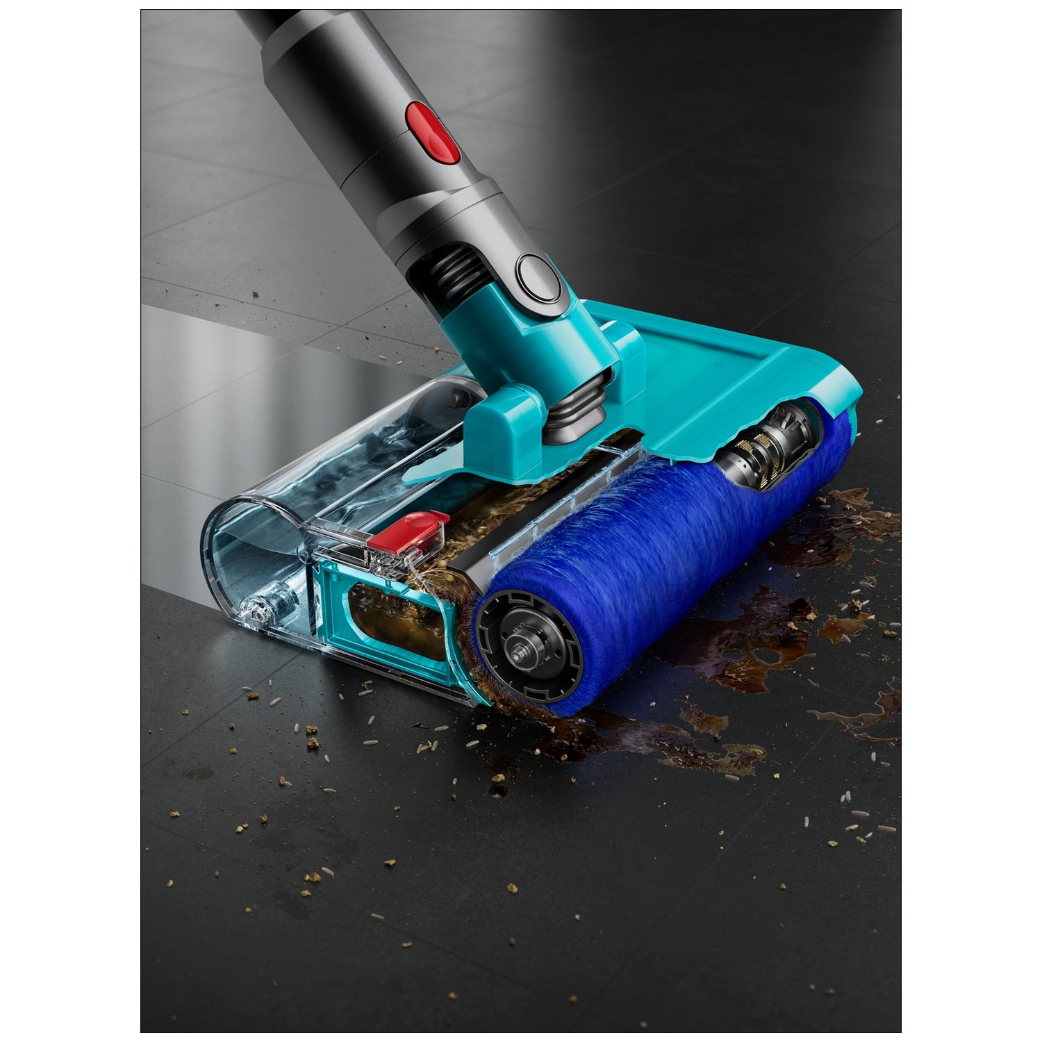 Une tête de balai aspirateur turquoise avec rouleau bleu nettoie la saleté liquide d'un sol carrelé sombre.