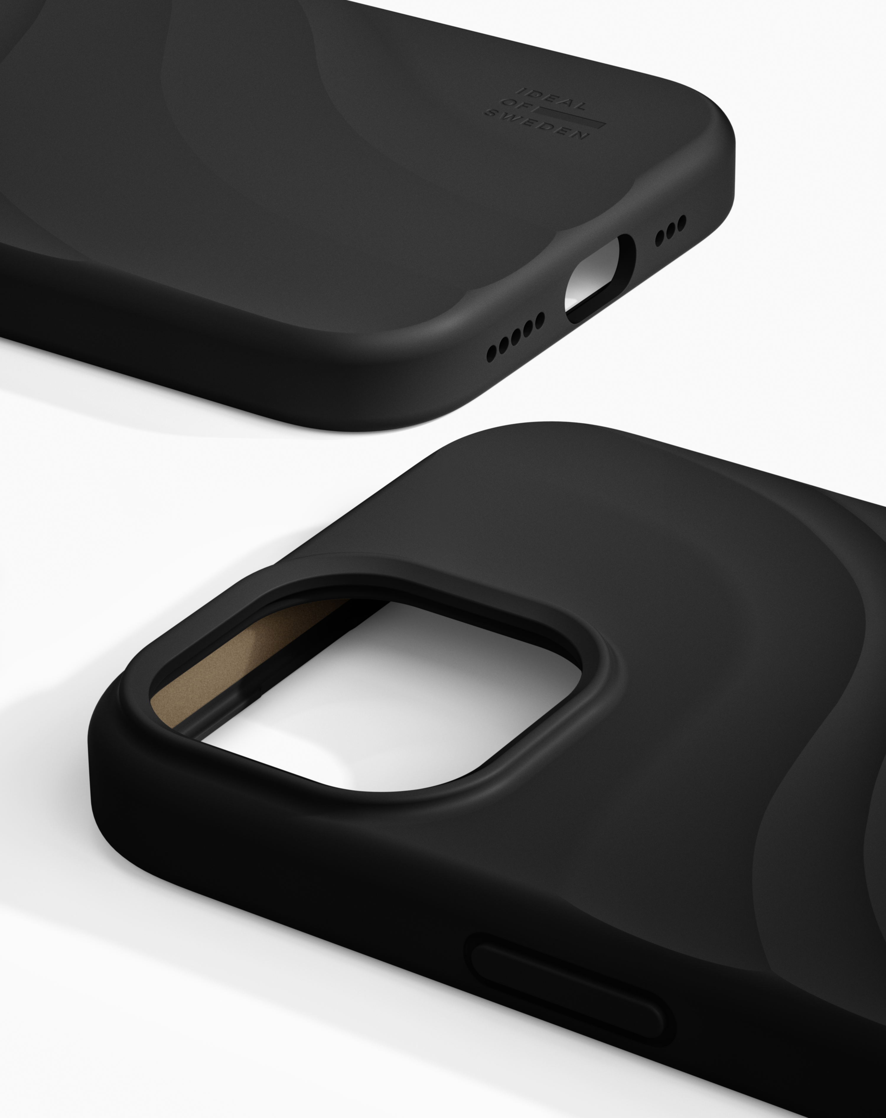 Zwei schwarze Smartphone-Hüllen mit wellenförmiger Textur auf weißem Hintergrund, mit Kameraaussparung und Anschlüssen.