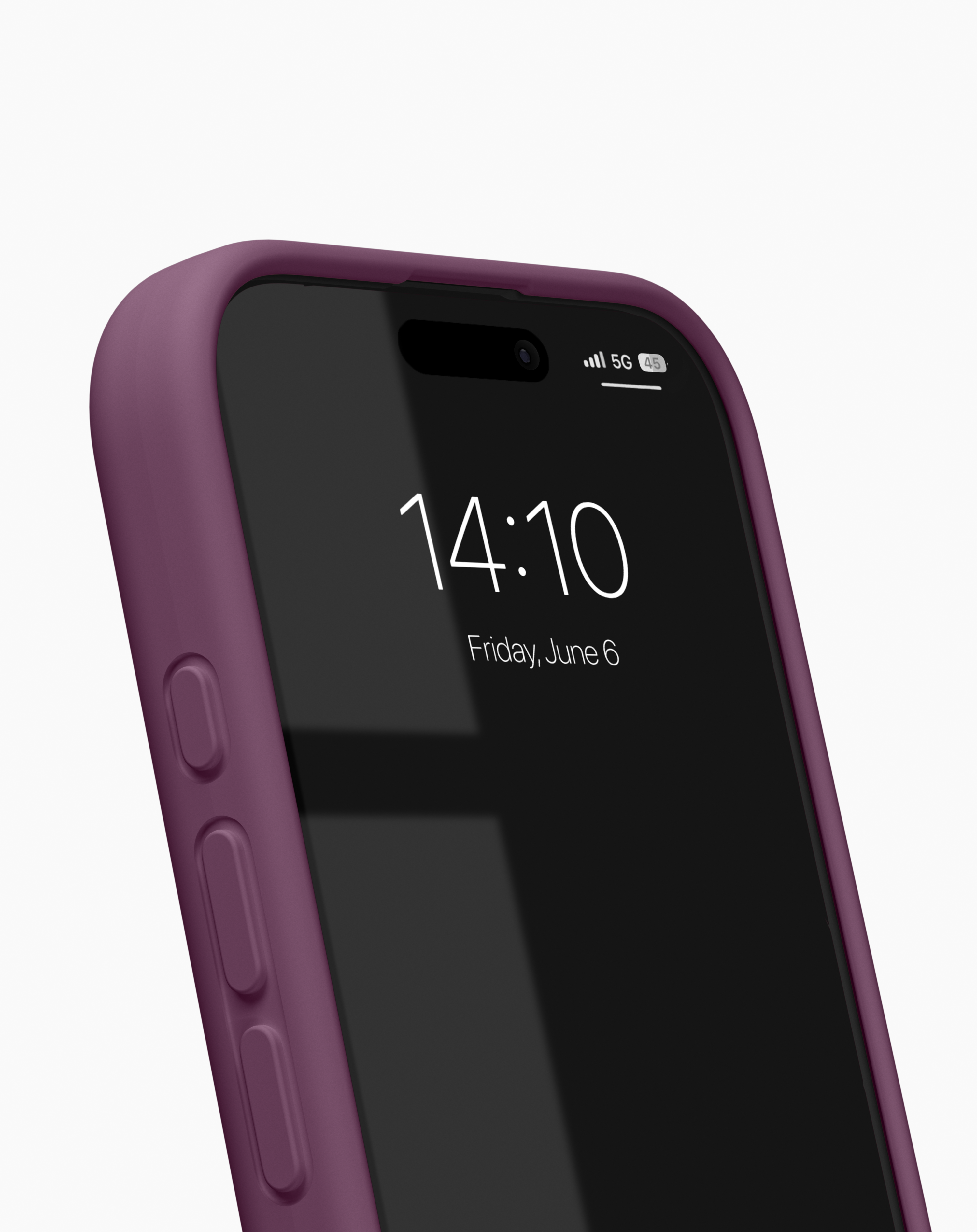 Nahaufnahme eines Smartphones mit violetter Hülle, das Datum und Uhrzeit auf dem schwarzen Bildschirm anzeigt.