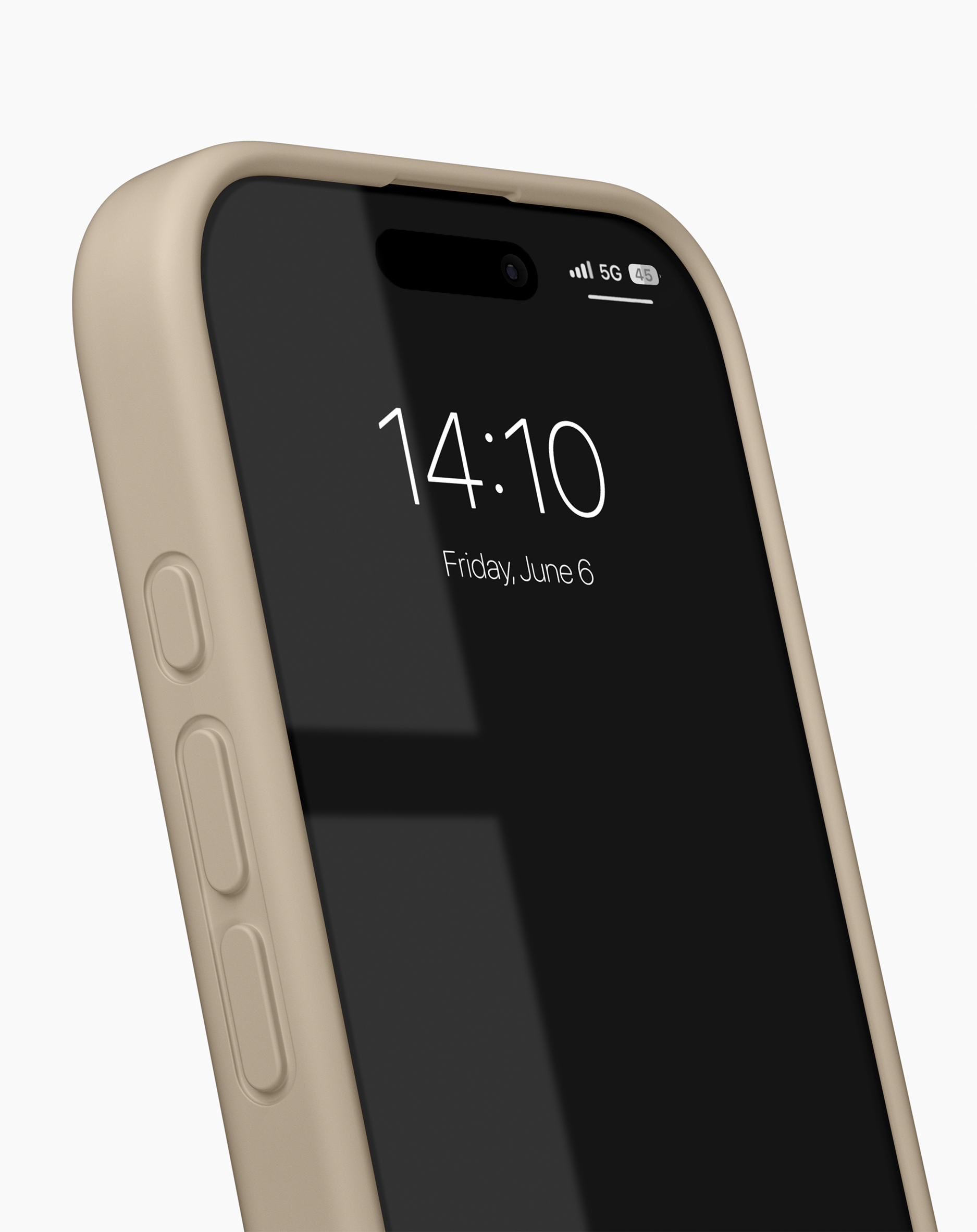 Ein beige Smartphone in Hülle zeigt die Uhrzeit 14:10 und 6. Juni vor schlichtem Hintergrund.
